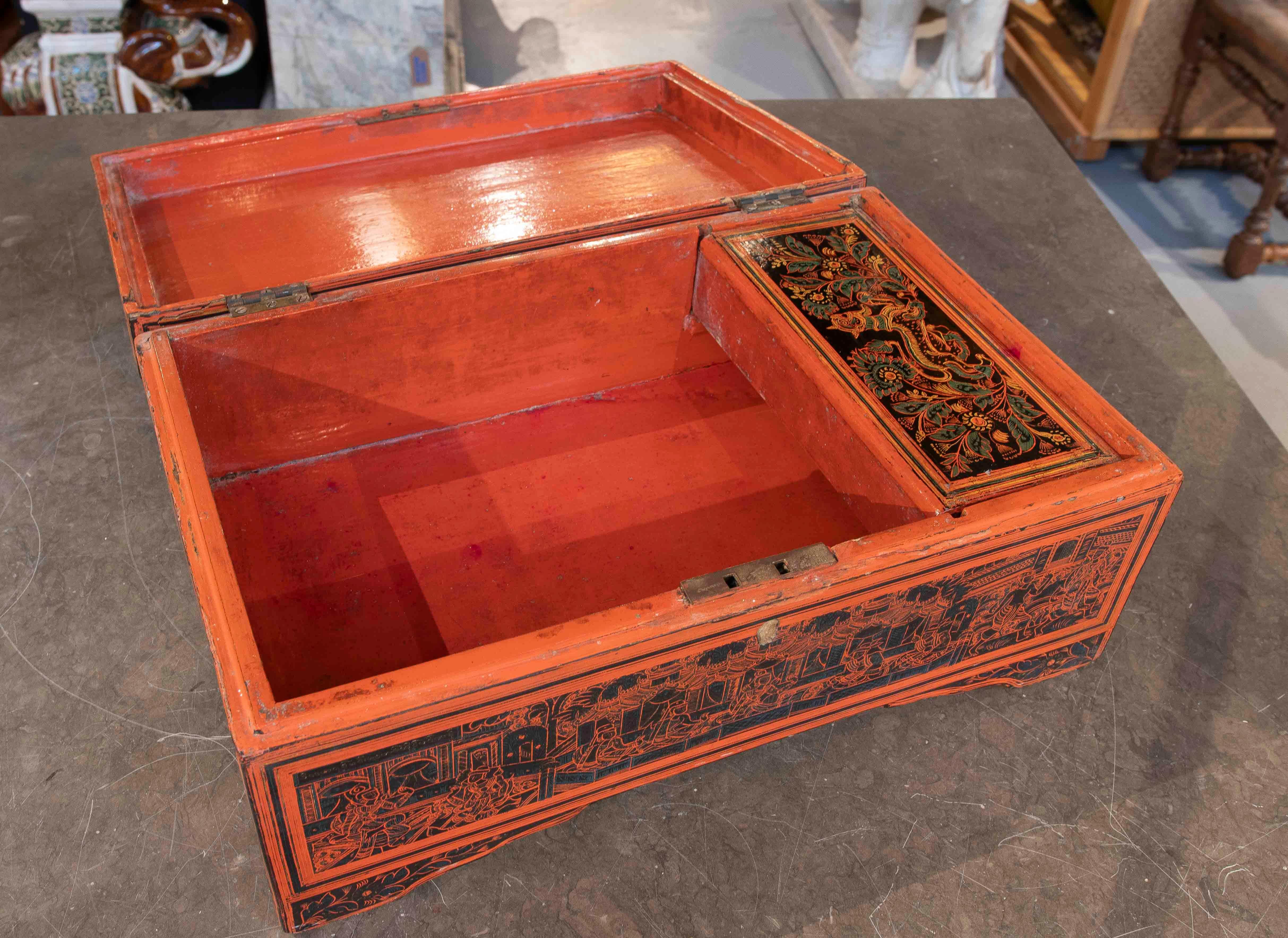 1950s Antique Lacquered Wooden Box with Ornamental Details In Good Condition For Sale In Marbella, ES
