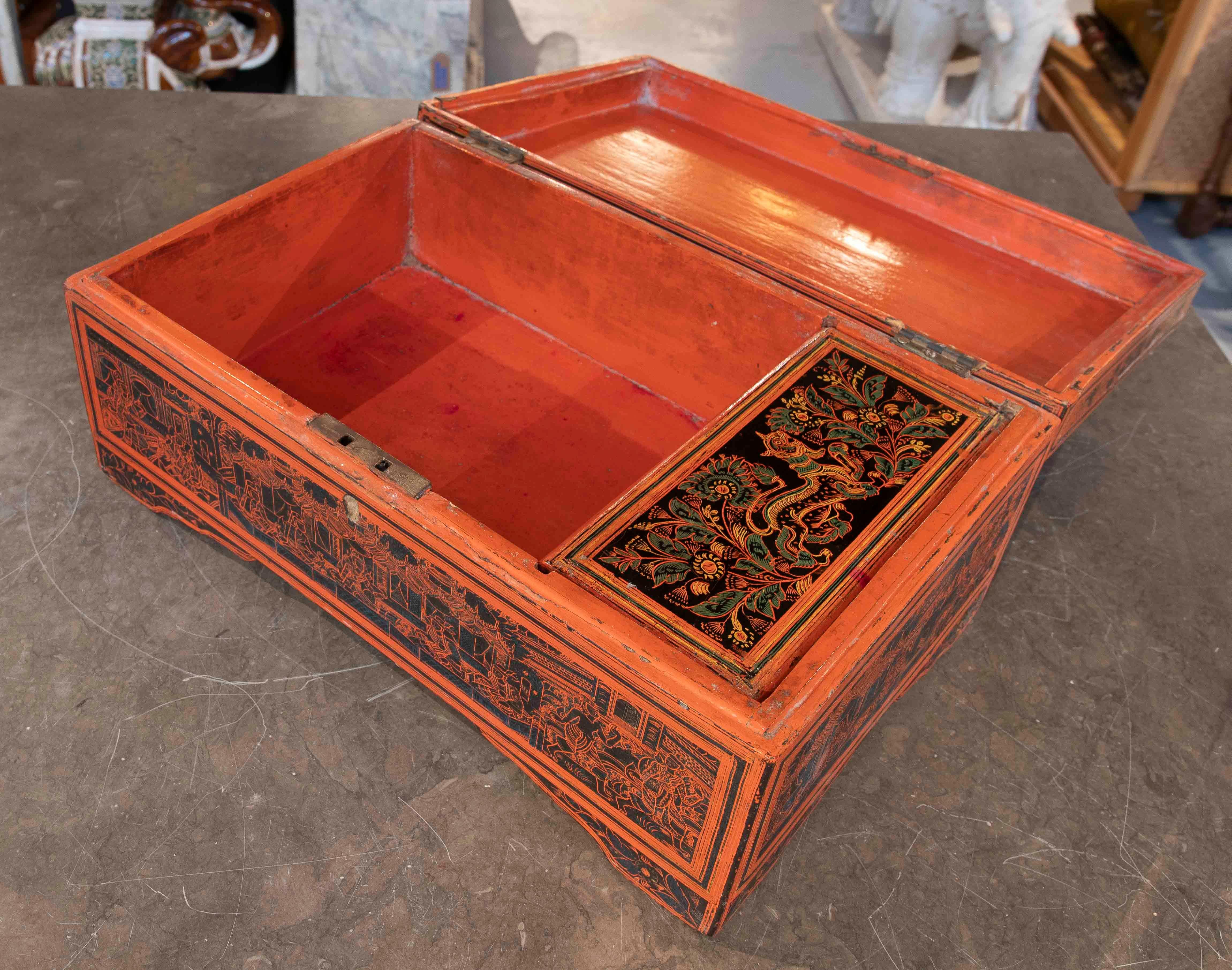 20th Century 1950s Antique Lacquered Wooden Box with Ornamental Details For Sale
