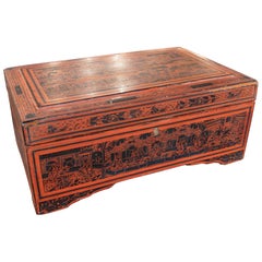 Caja de madera lacada antigua de los años 50 con detalles ornamentales