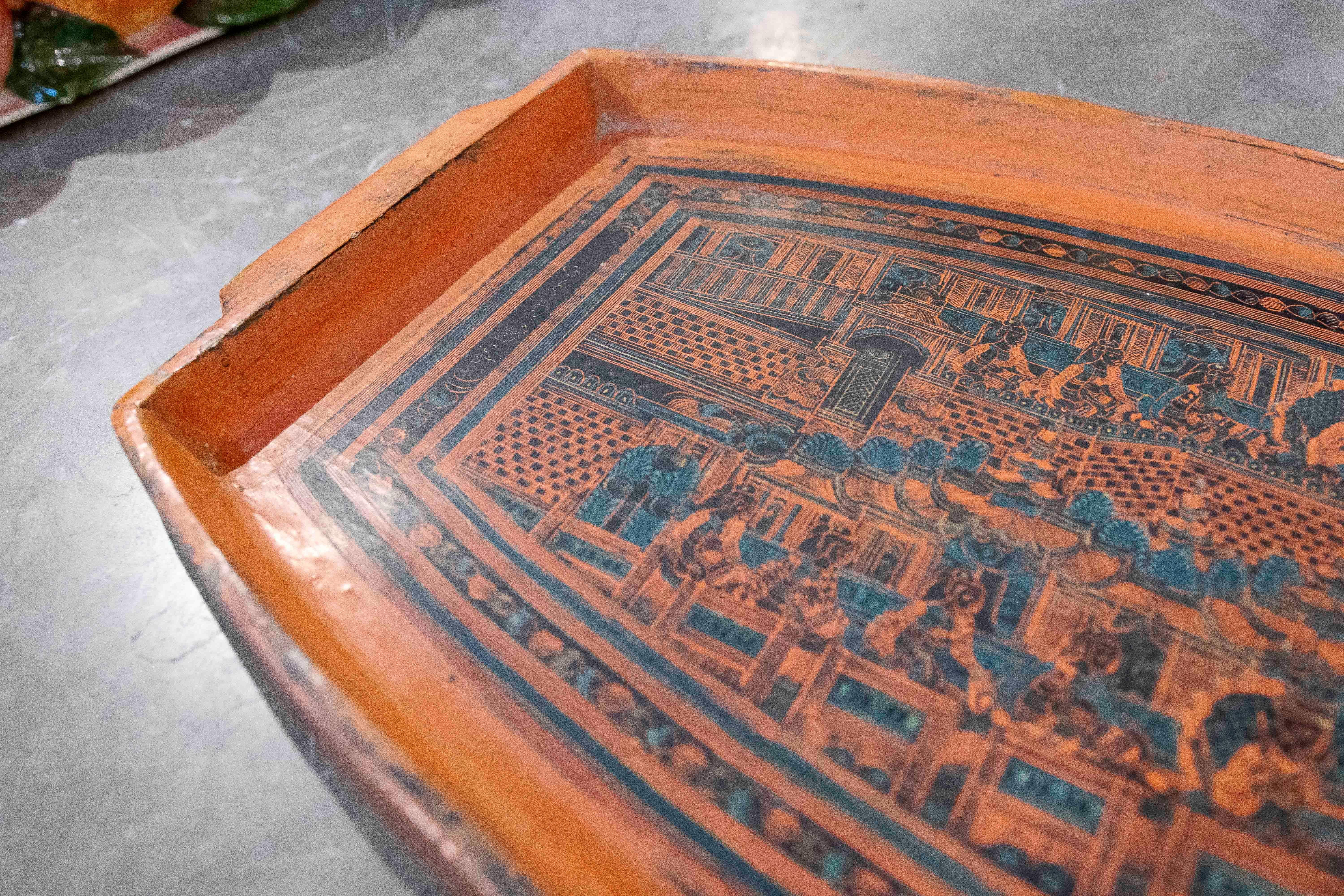 Plateau en bois laqué antique des années 1950 avec motifs traditionnels 3