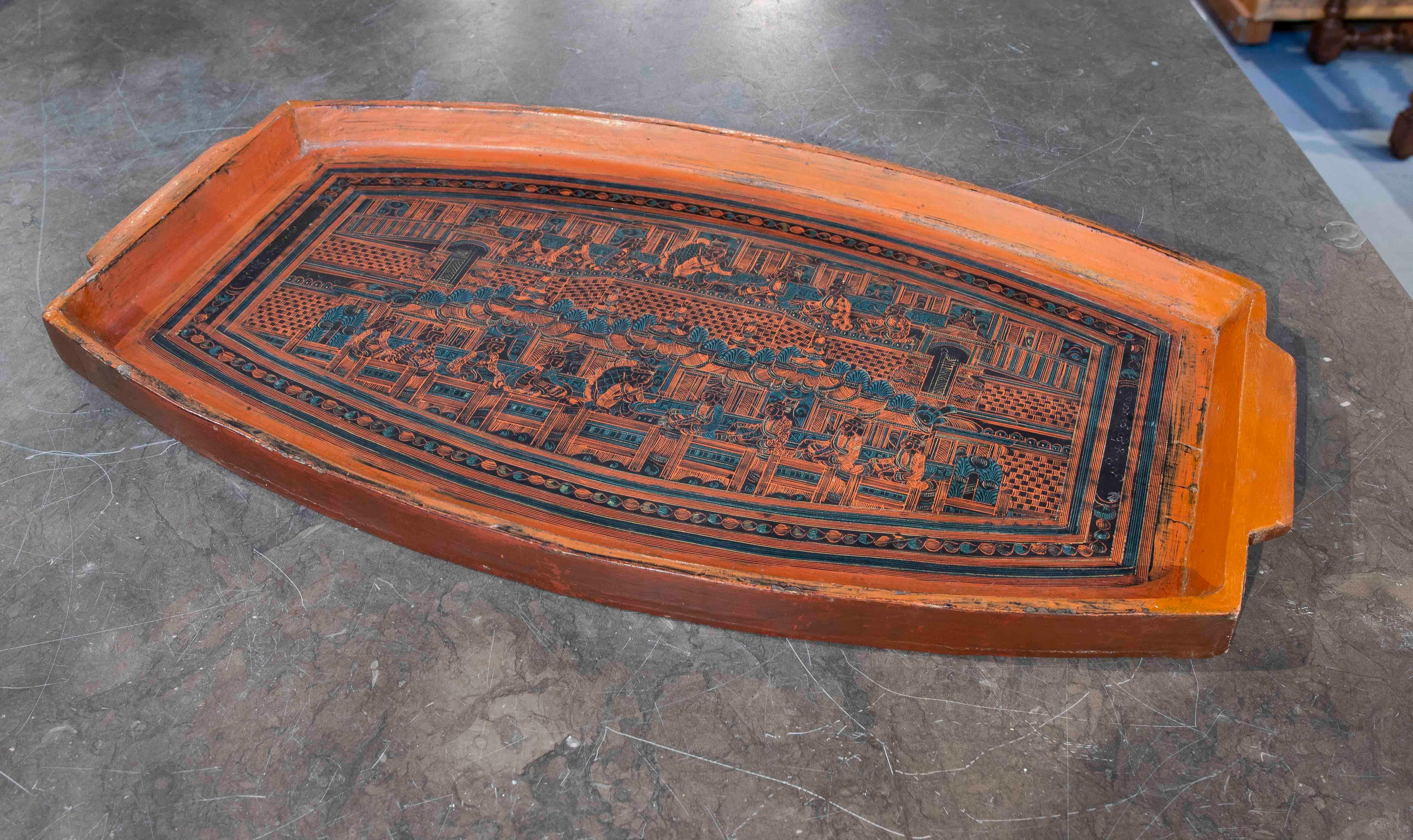 Asiatique Plateau en bois laqué antique des années 1950 avec motifs traditionnels