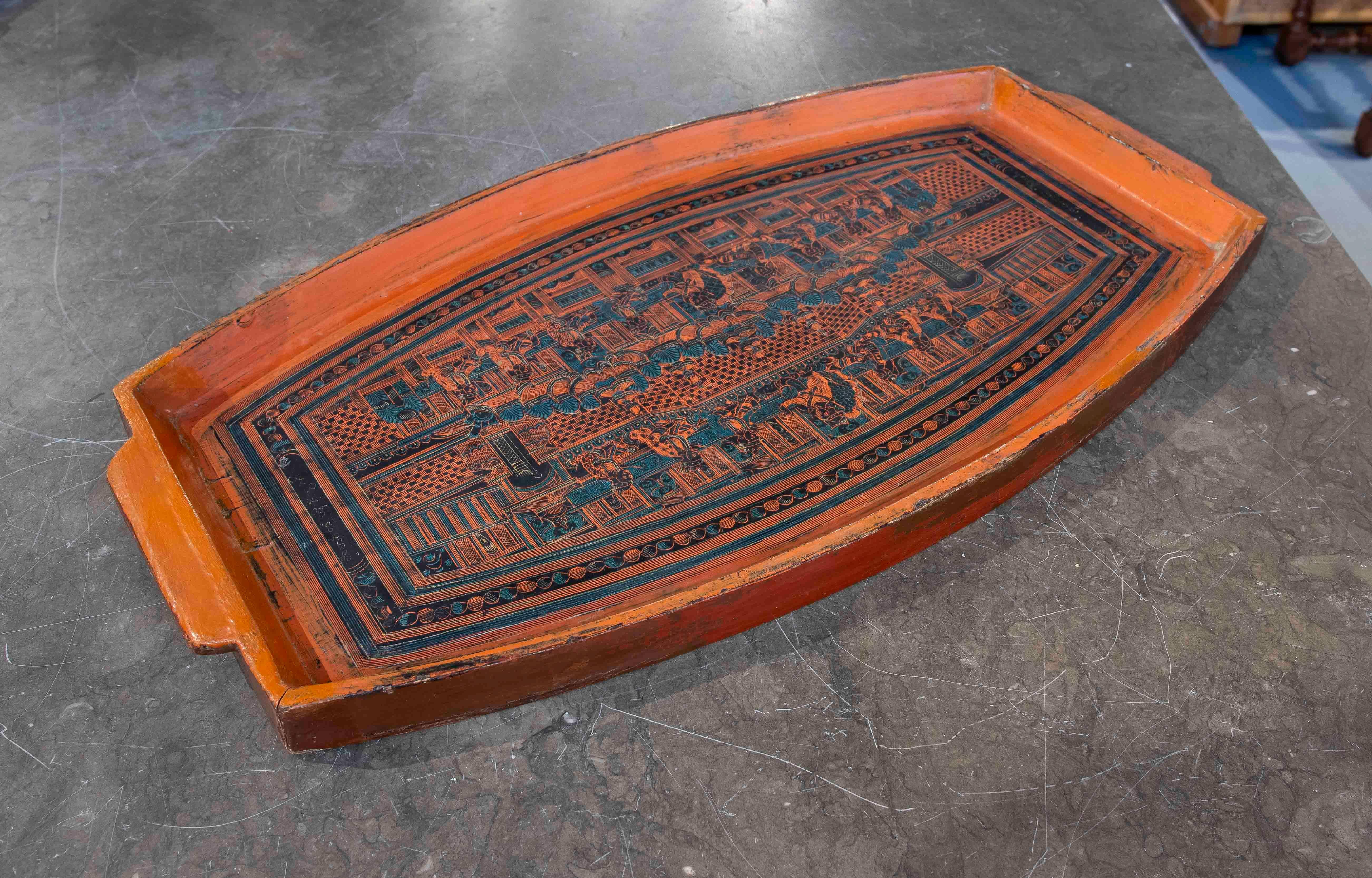 Peint à la main Plateau en bois laqué antique des années 1950 avec motifs traditionnels