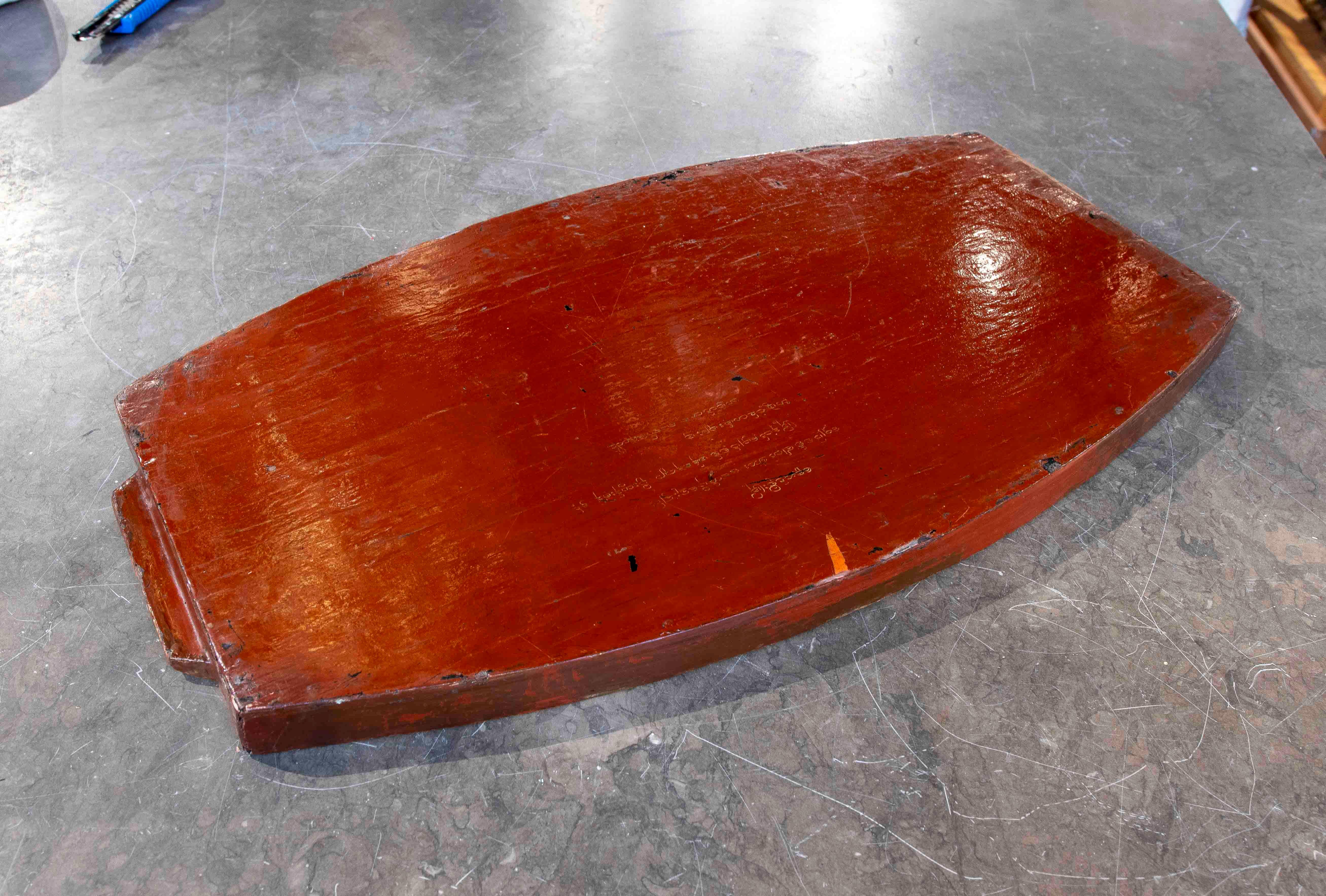 Plateau en bois laqué antique des années 1950 avec motifs traditionnels Bon état à Marbella, ES