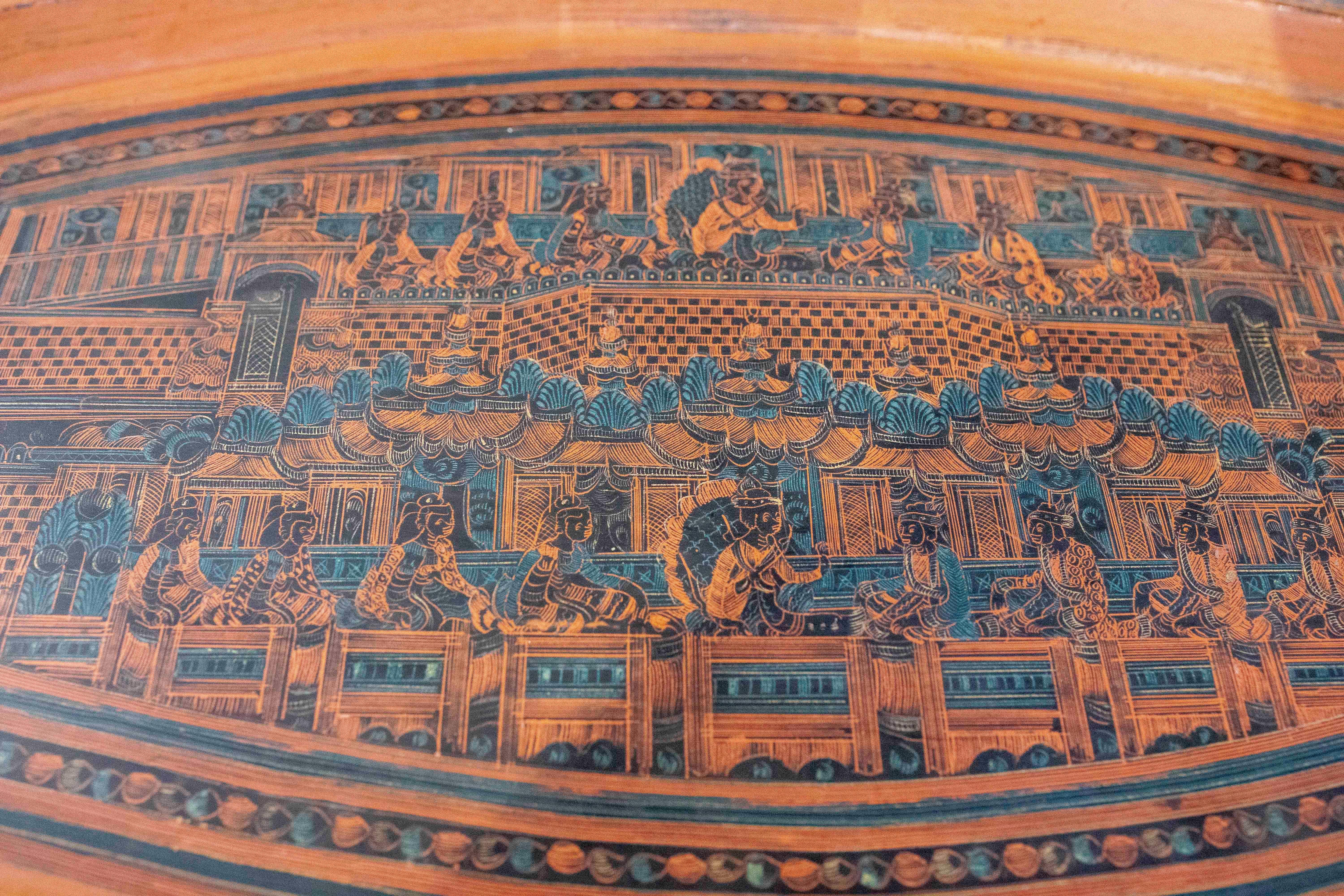 Laque Plateau en bois laqué antique des années 1950 avec motifs traditionnels