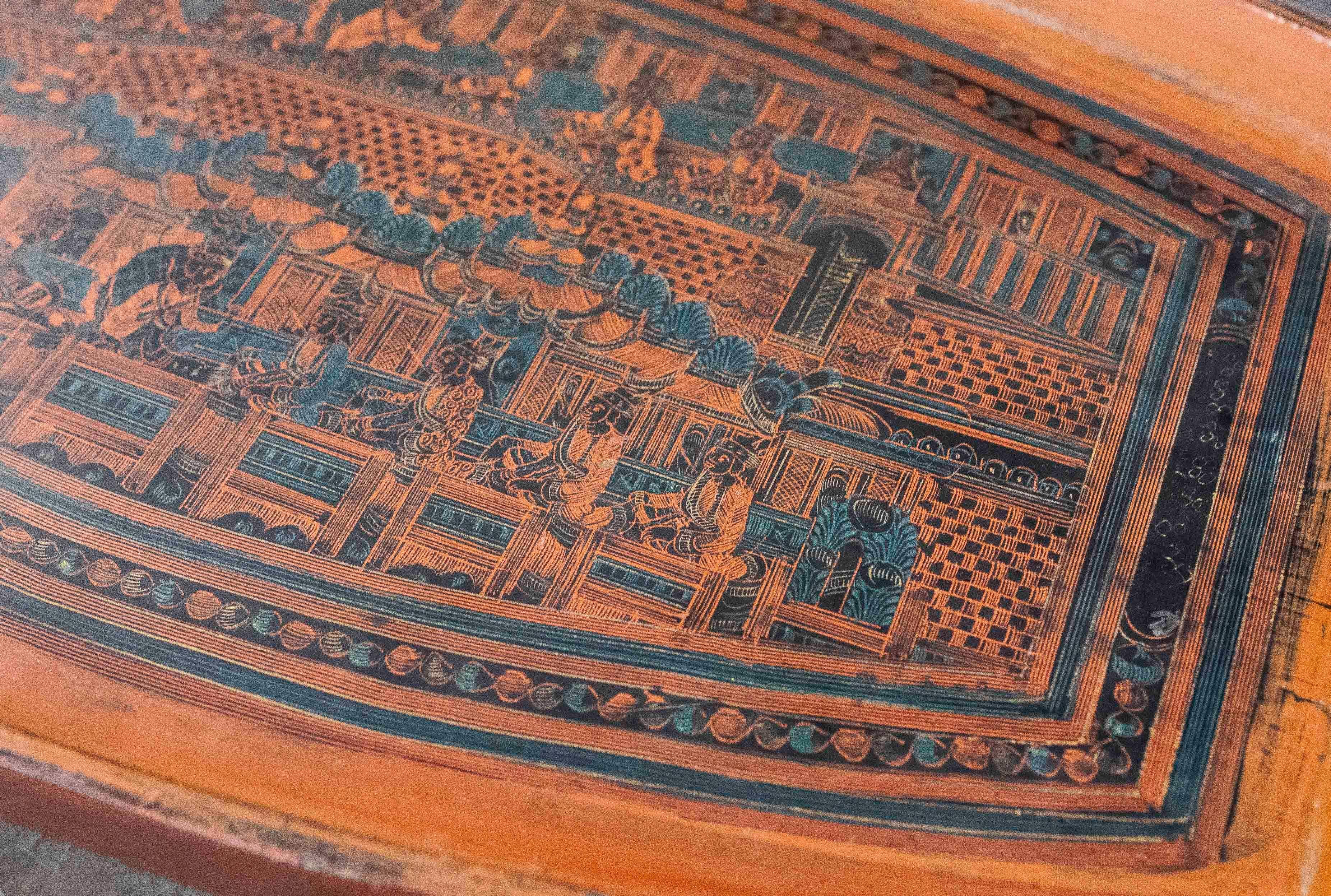 Plateau en bois laqué antique des années 1950 avec motifs traditionnels 1