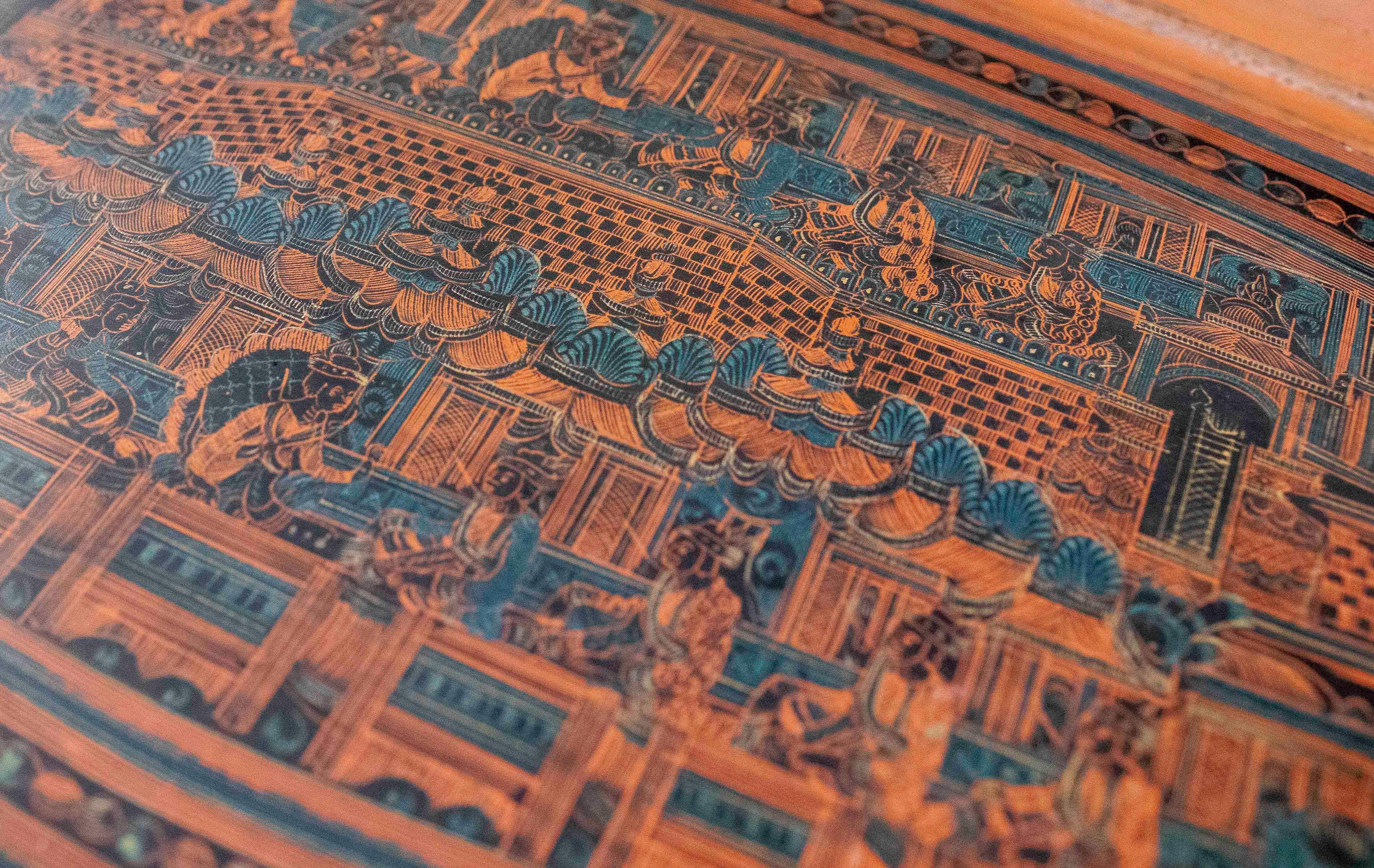 Plateau en bois laqué antique des années 1950 avec motifs traditionnels 2