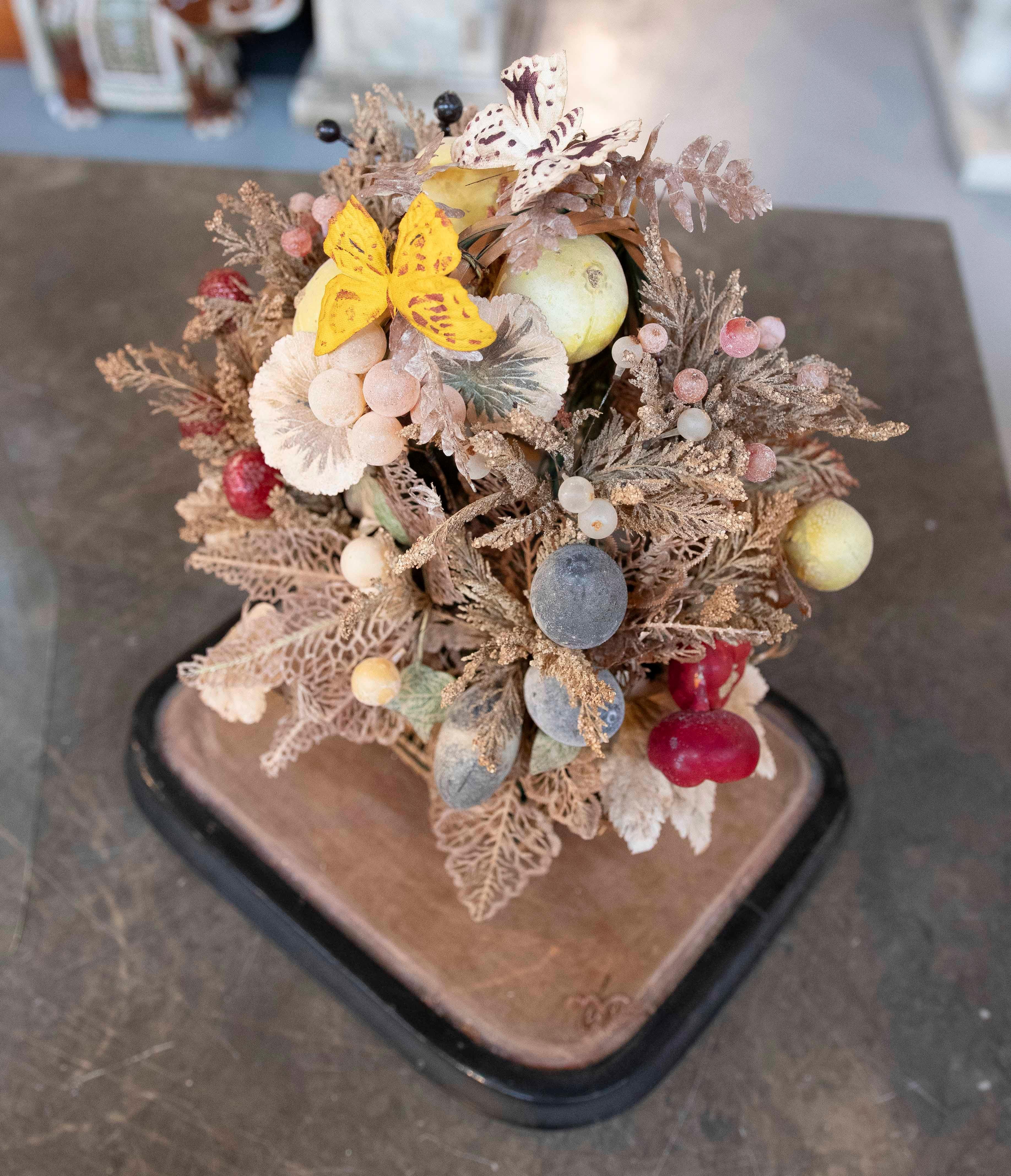 Lanterna antica del 1950 con fiori e frutti sotto una cupola di vetro in vendita 5