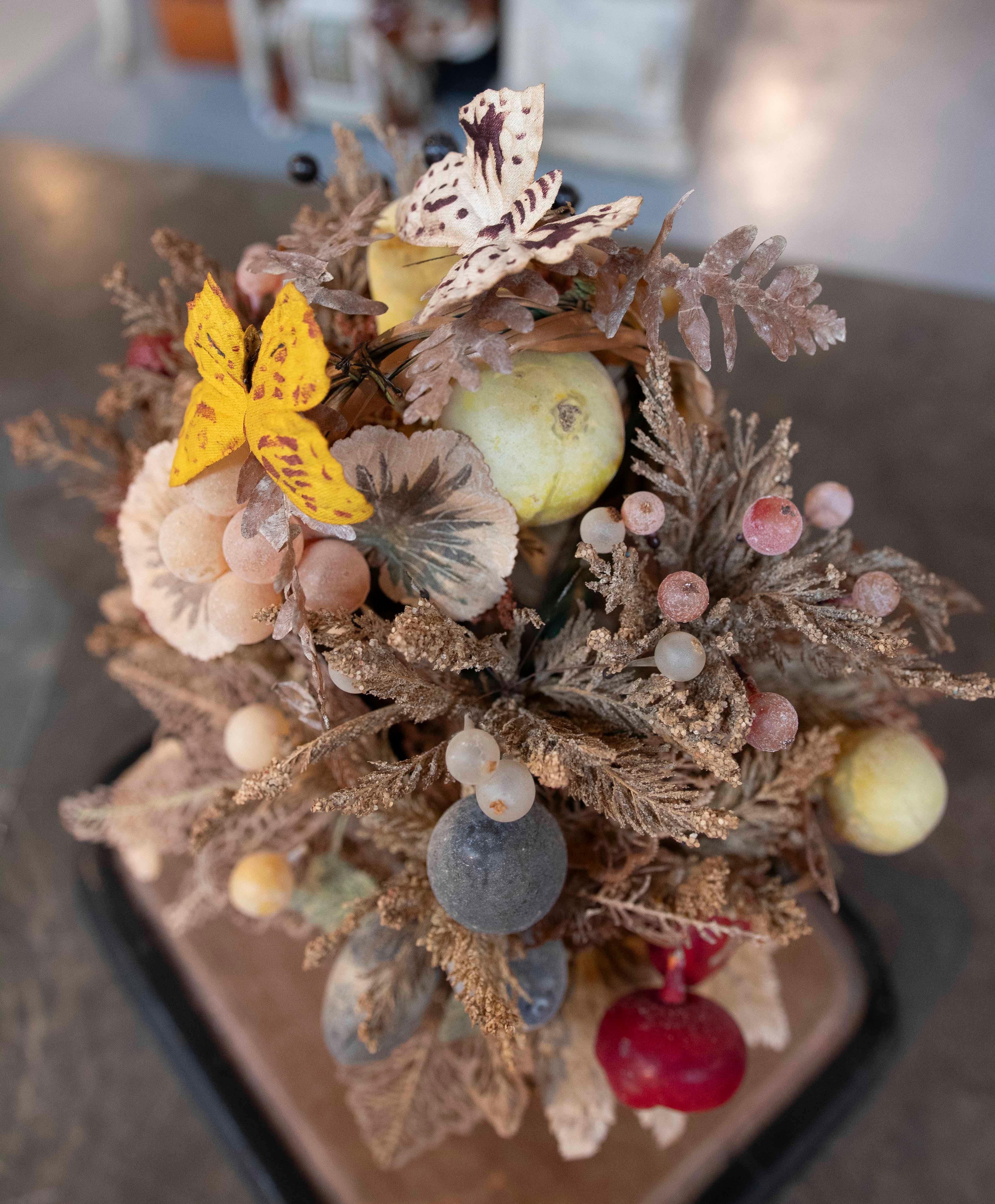 Lanterna antica del 1950 con fiori e frutti sotto una cupola di vetro in vendita 6