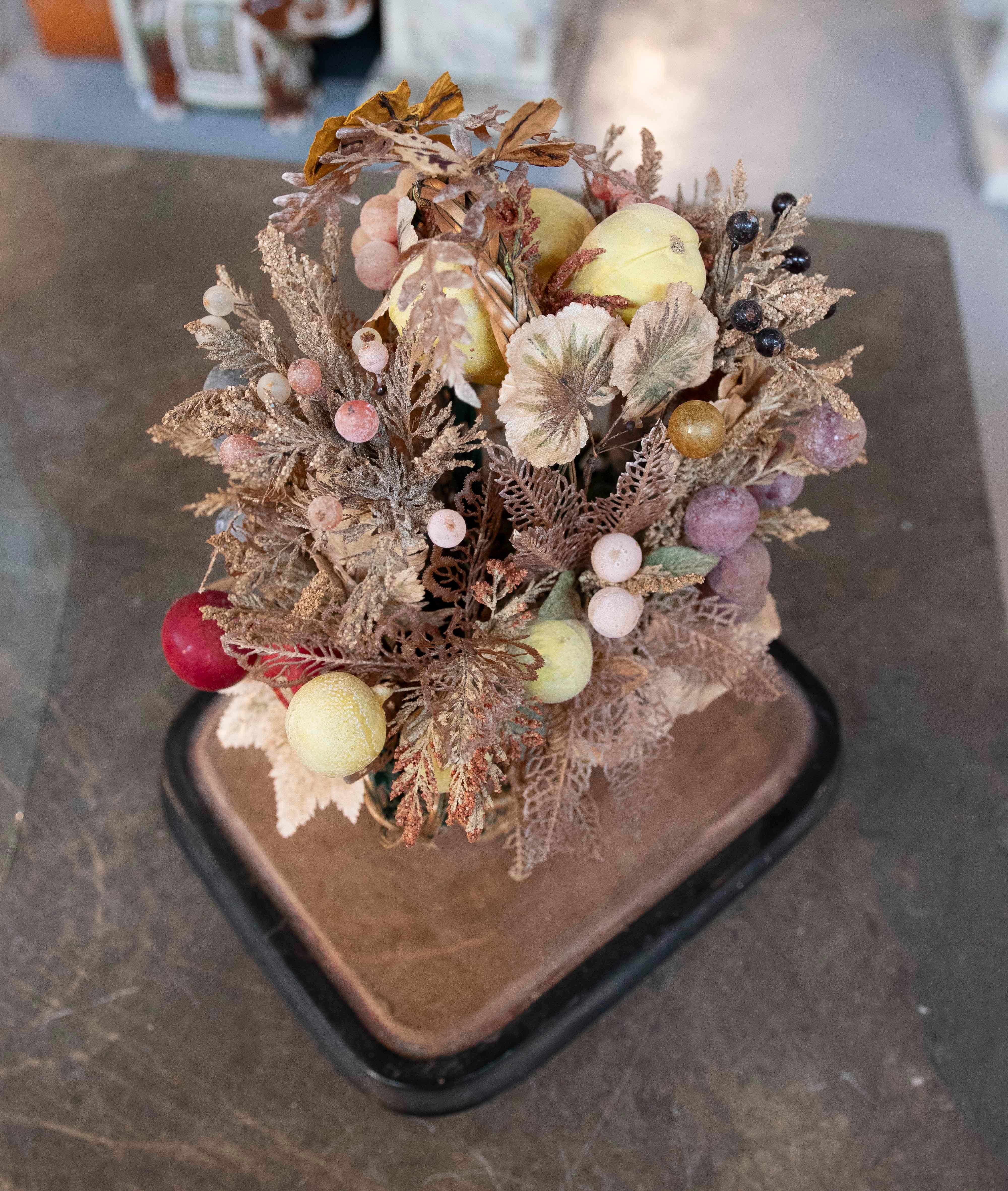 Lanterna antica del 1950 con fiori e frutti sotto una cupola di vetro in vendita 7