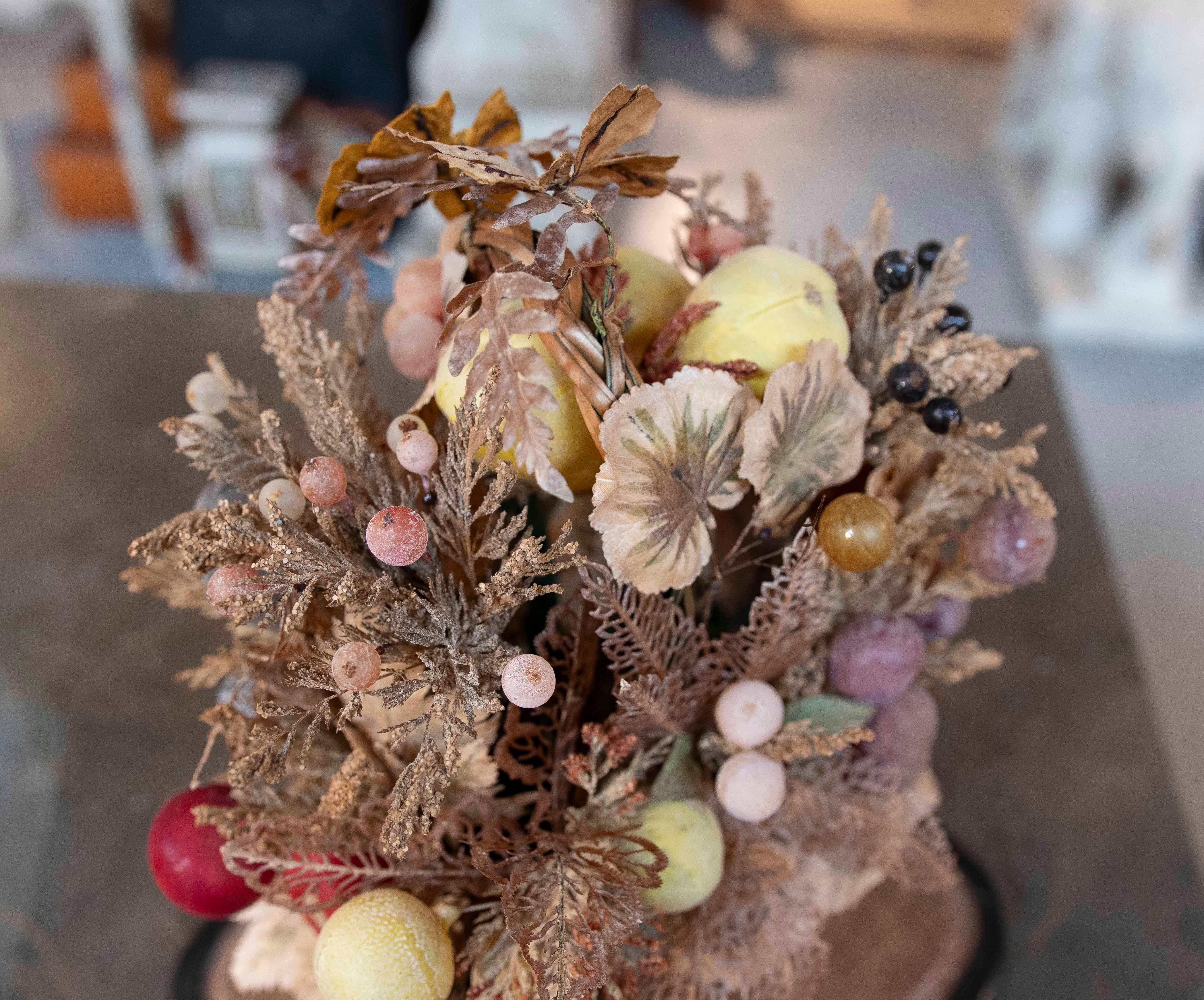 Lanterna antica del 1950 con fiori e frutti sotto una cupola di vetro in vendita 8