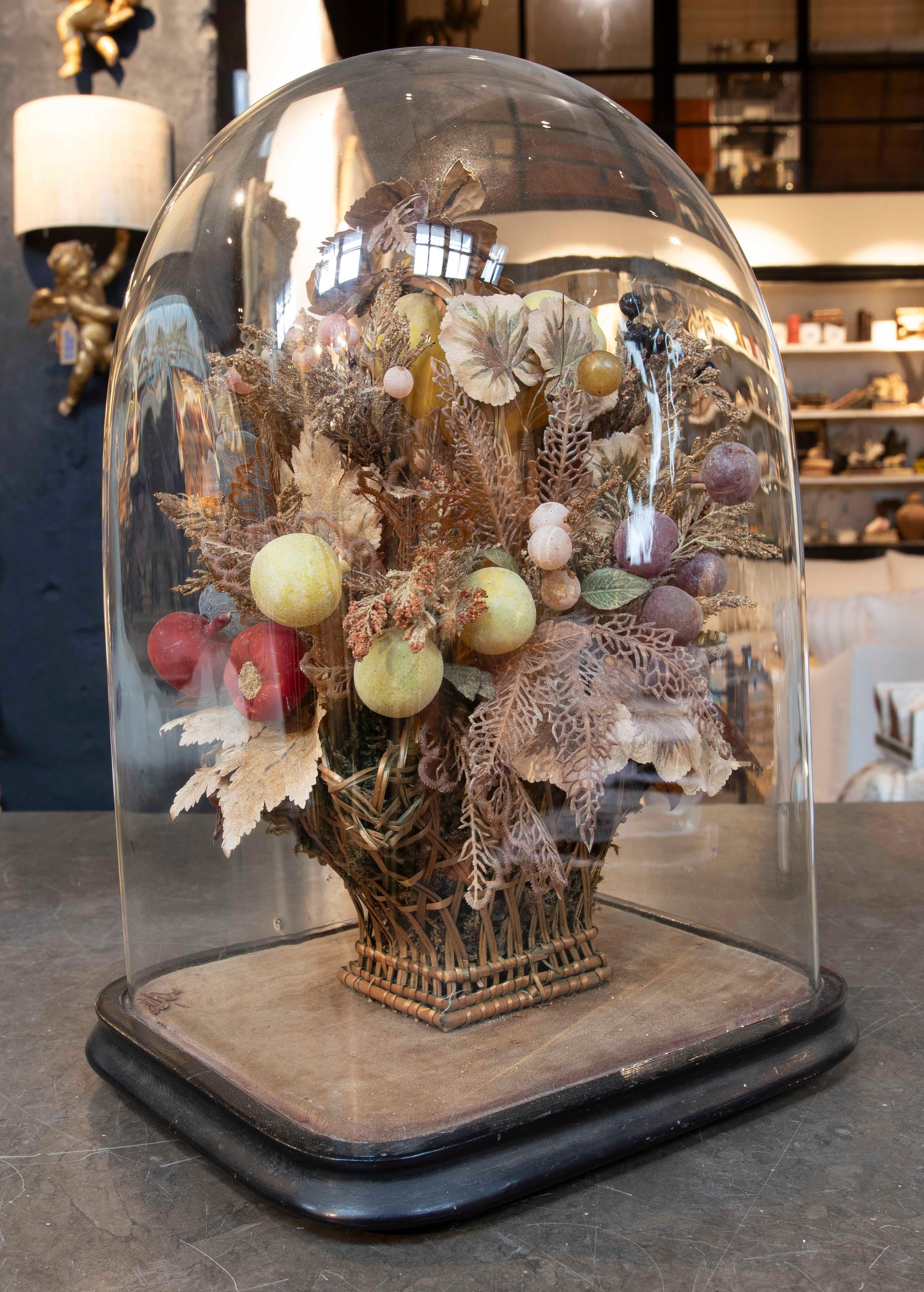 Lanterna antica del 1950 con fiori e frutti sotto una cupola di vetro In condizioni buone in vendita a Marbella, ES