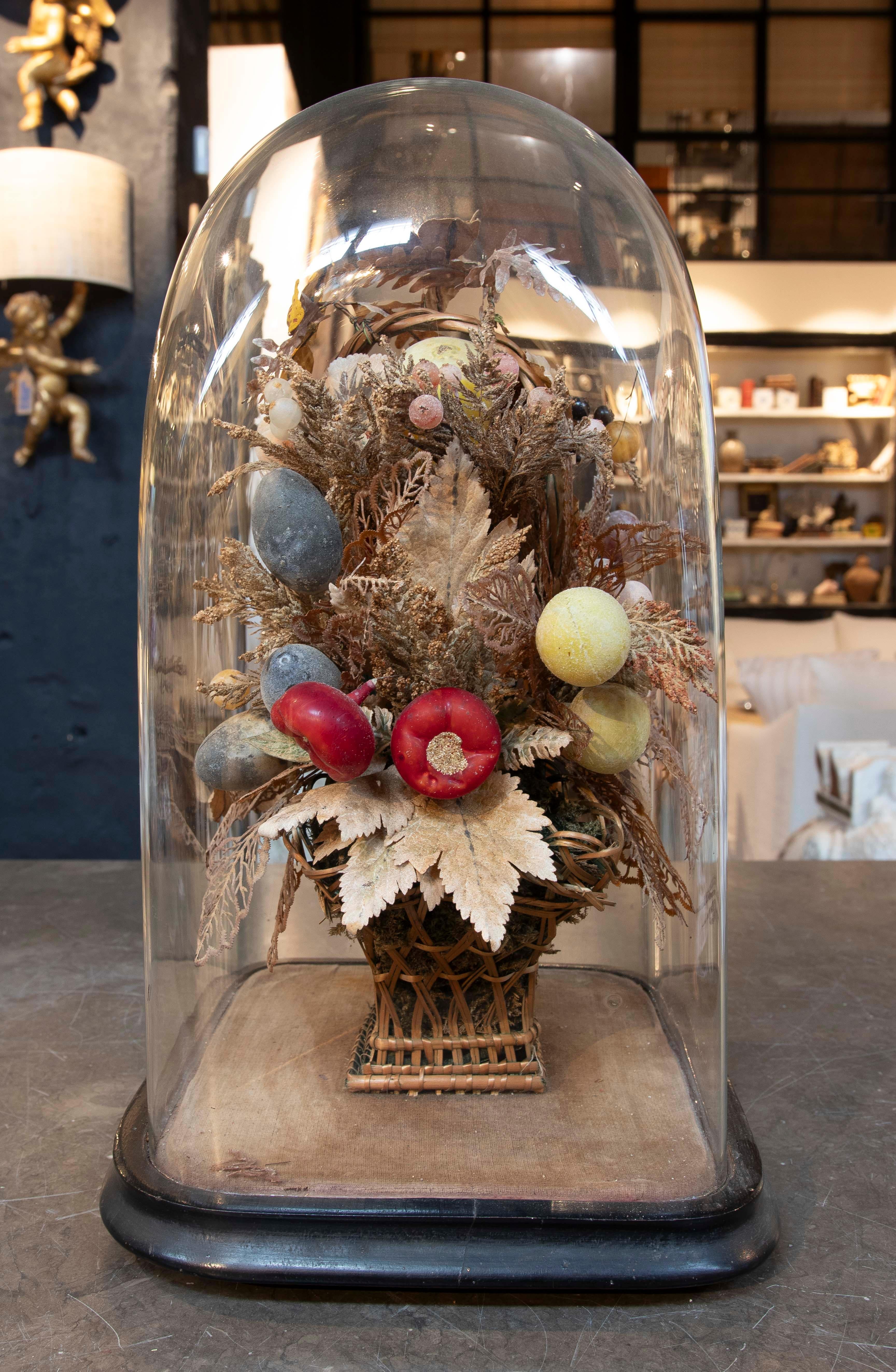 XX secolo Lanterna antica del 1950 con fiori e frutti sotto una cupola di vetro in vendita