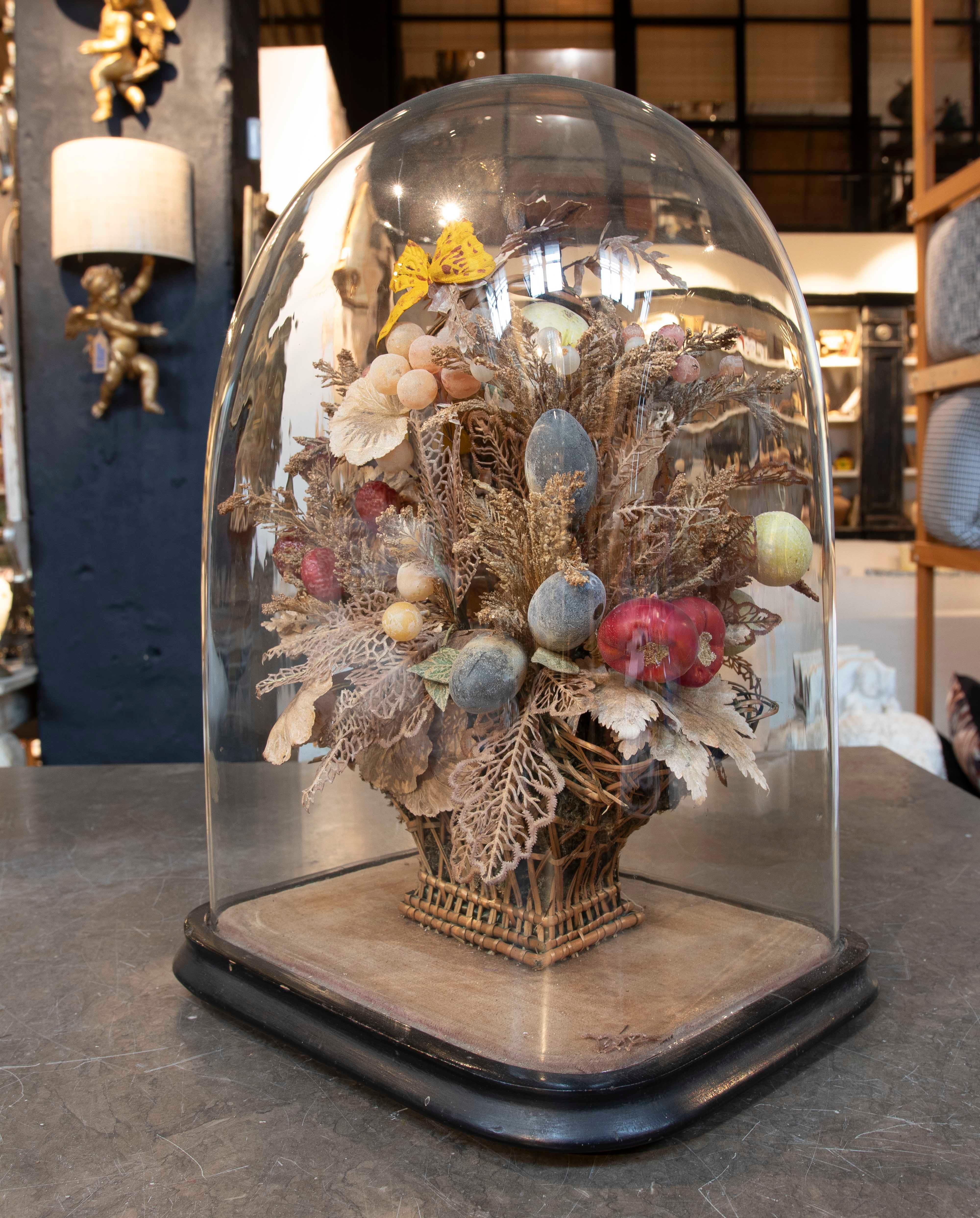 Vetro Lanterna antica del 1950 con fiori e frutti sotto una cupola di vetro in vendita