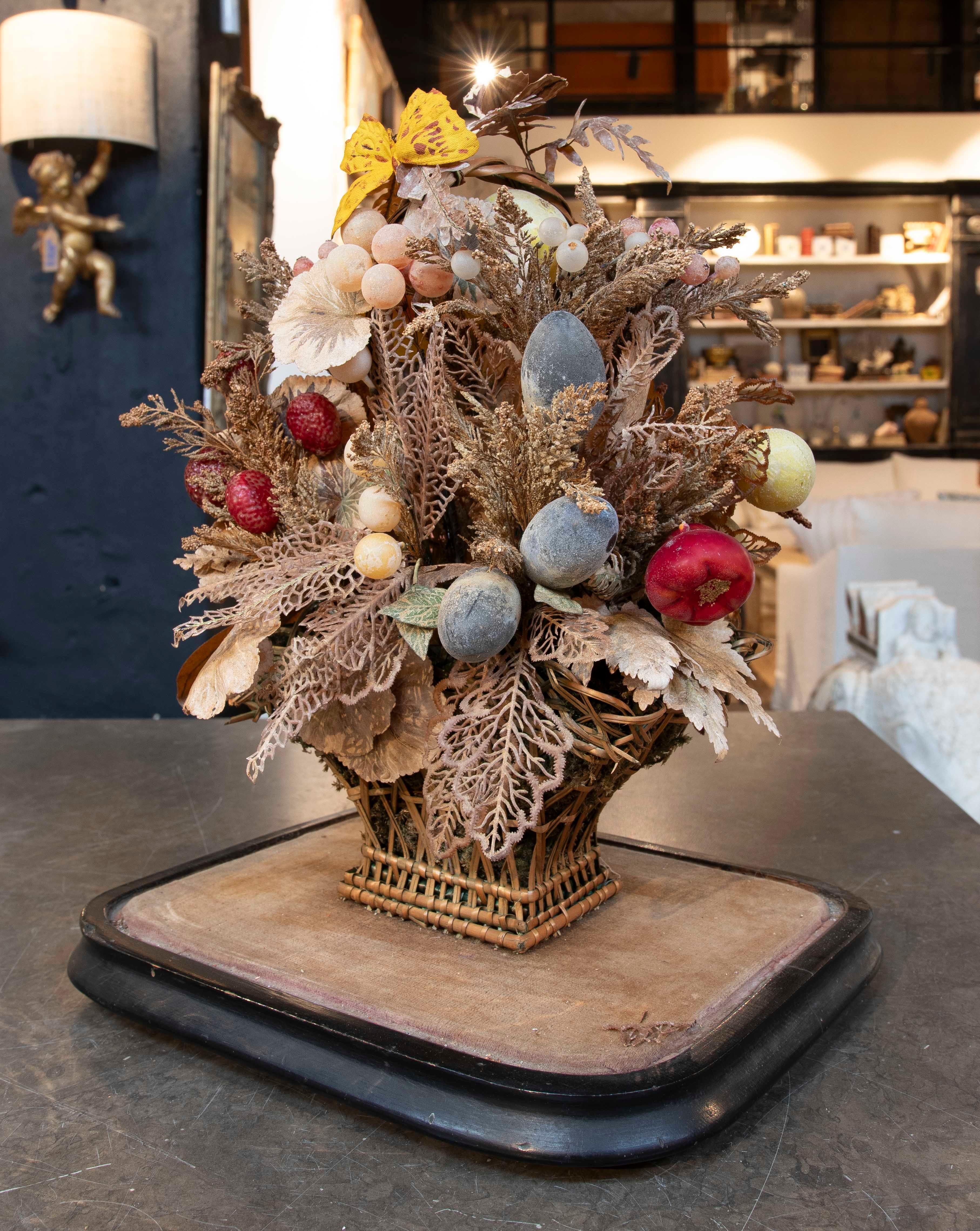 Lanterna antica del 1950 con fiori e frutti sotto una cupola di vetro in vendita 1