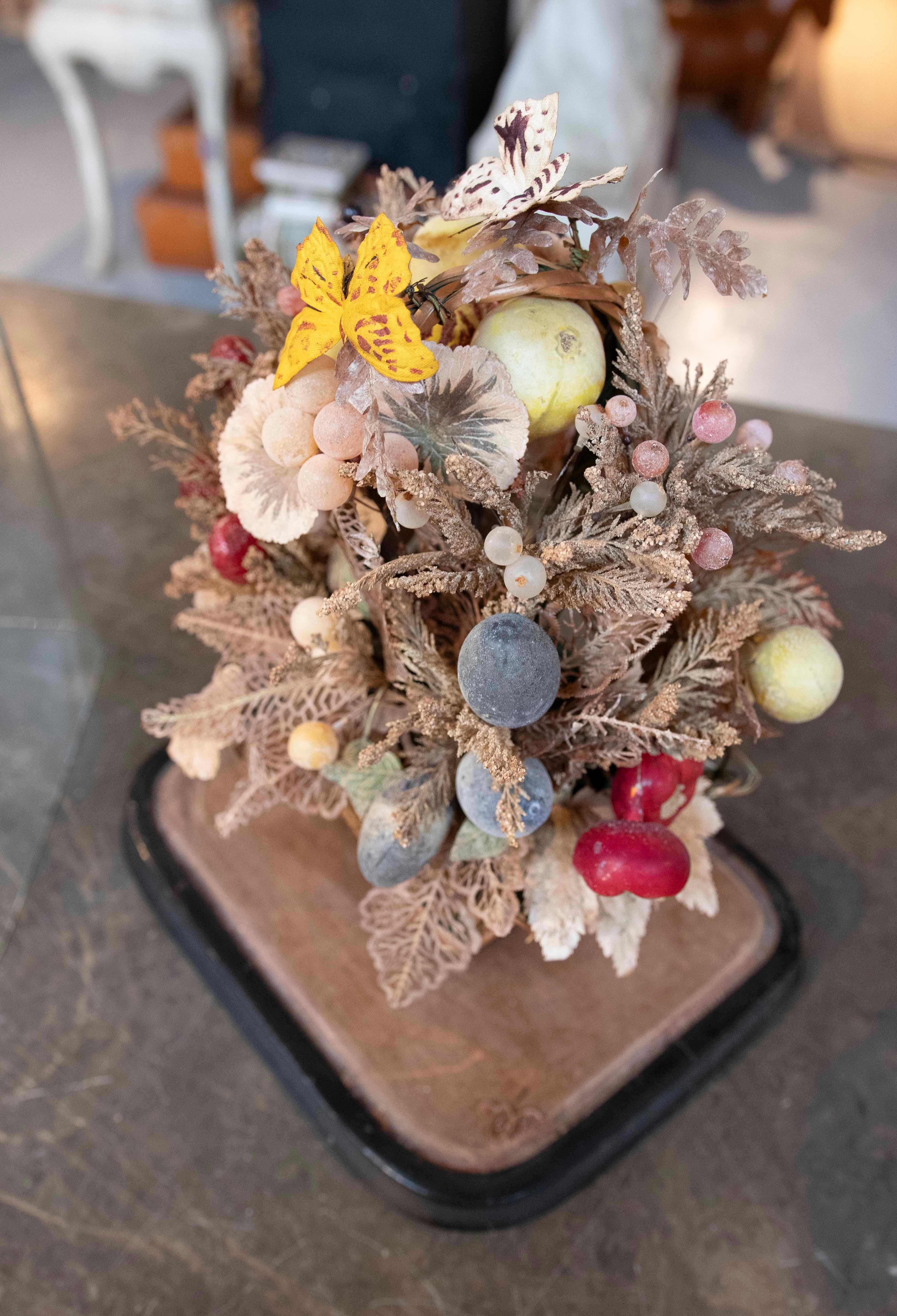 Lanterna antica del 1950 con fiori e frutti sotto una cupola di vetro in vendita 2