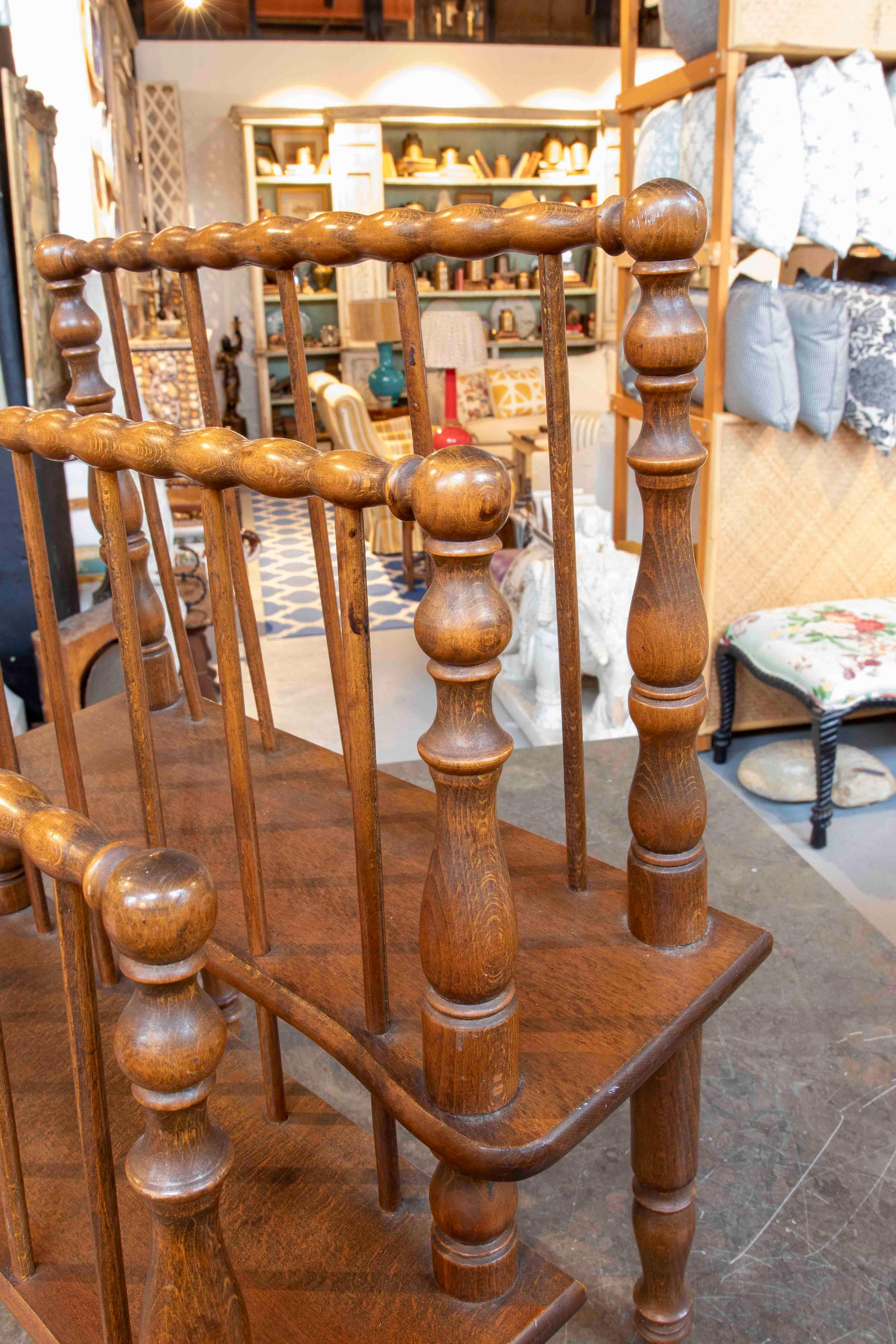 Revistero o estantería antigua de los años 50 en madera de roble torneada en venta 4