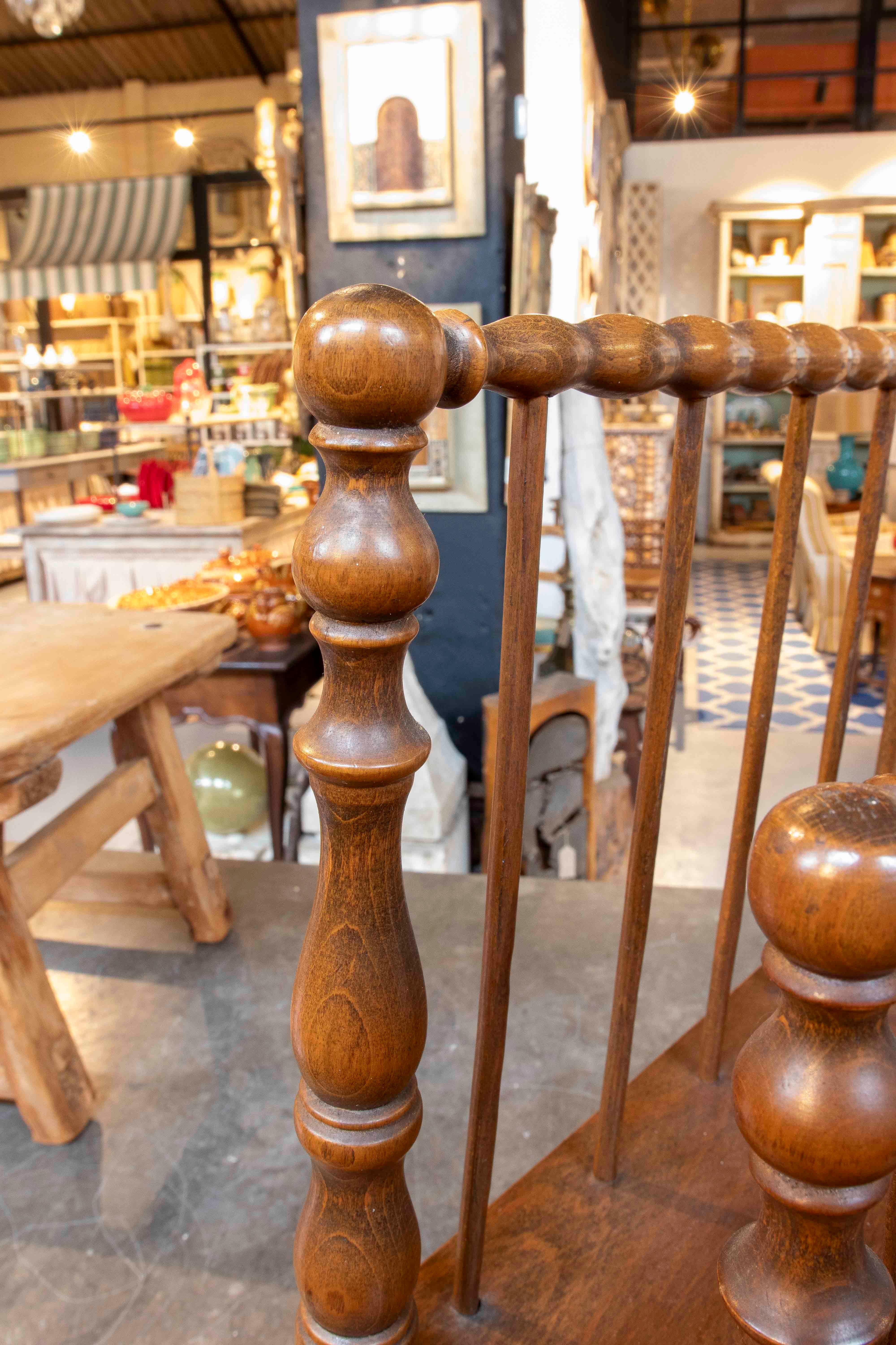 Revistero o estantería antigua de los años 50 en madera de roble torneada en venta 5