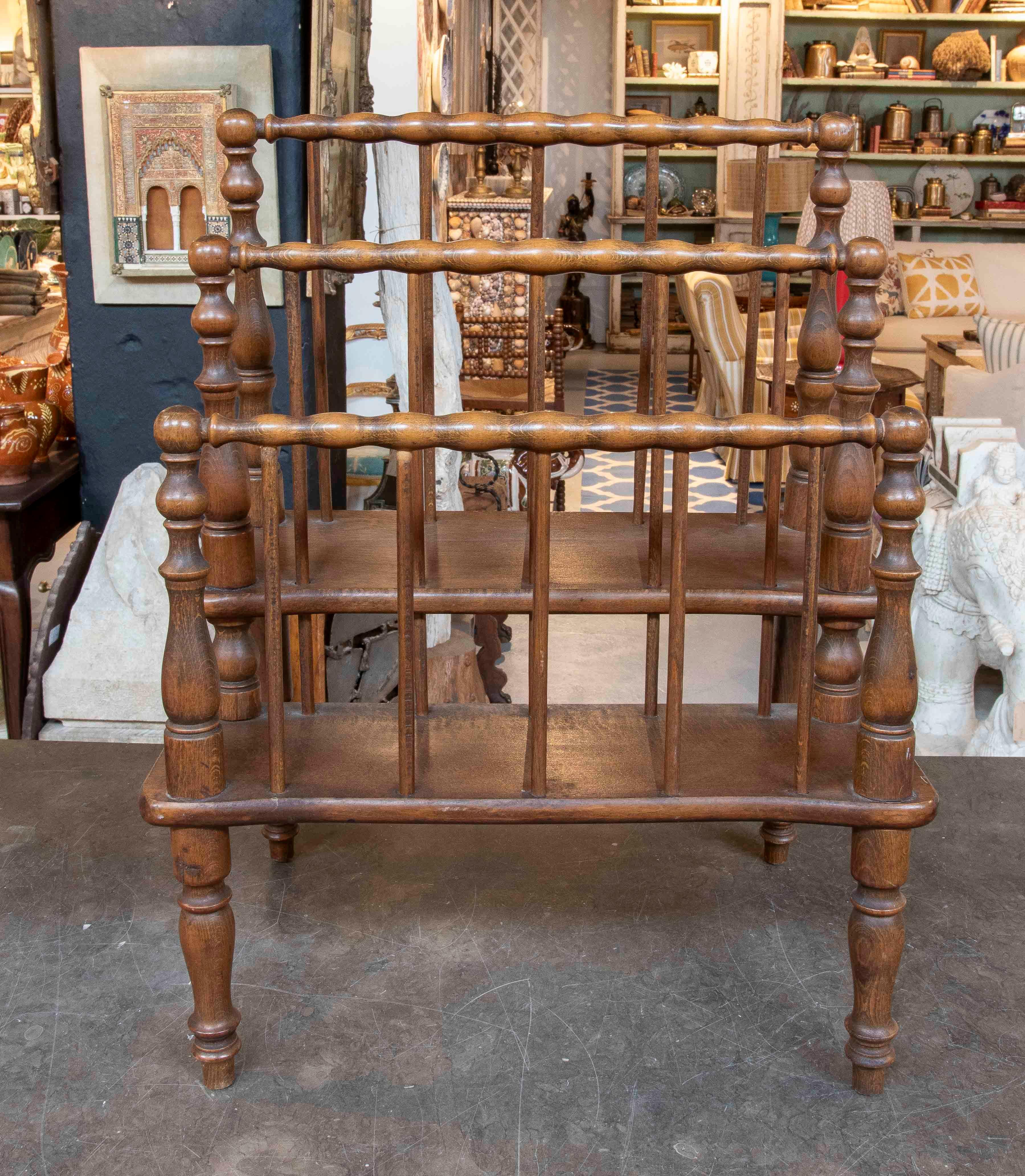 Elegante revistero o pequeña estantería de roble macizo, con barras torneadas y estantes a distintos niveles. Su diseño equilibrado y sus patas artesanales reflejan la calidad y el arte de la ebanistería tradicional europea. Ideal para organizar