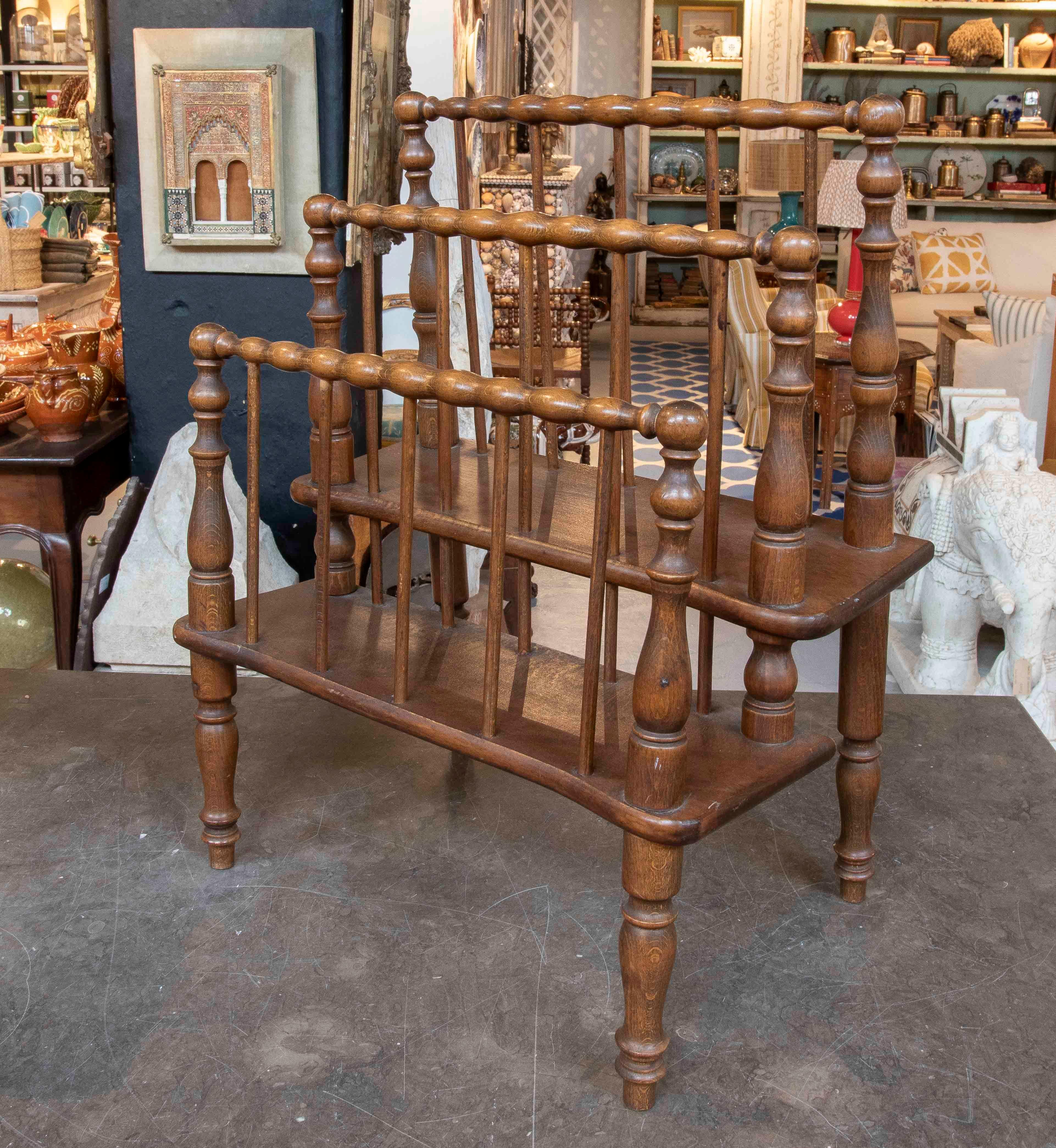 Revistero o estantería antigua de los años 50 en madera de roble torneada Español en venta