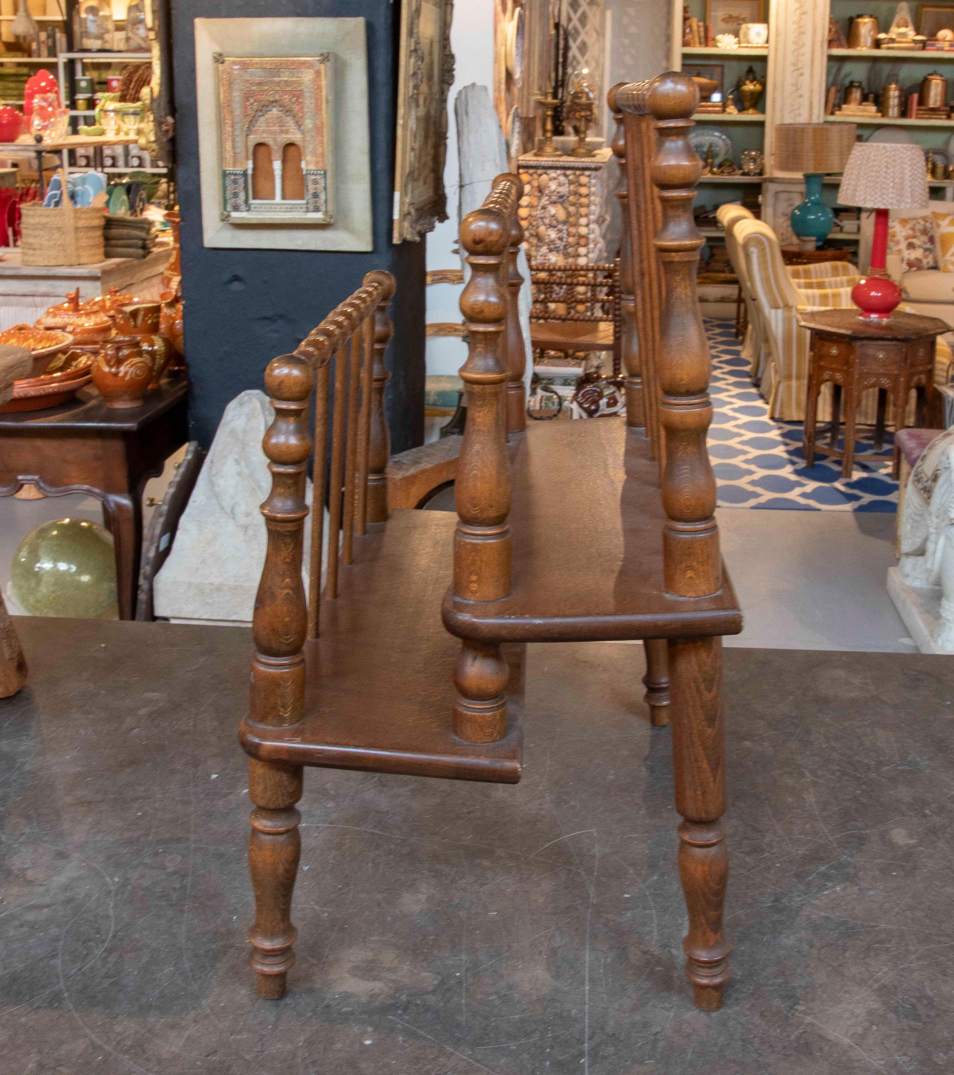 Revistero o estantería antigua de los años 50 en madera de roble torneada en Bueno estado para la venta en Marbella, ES