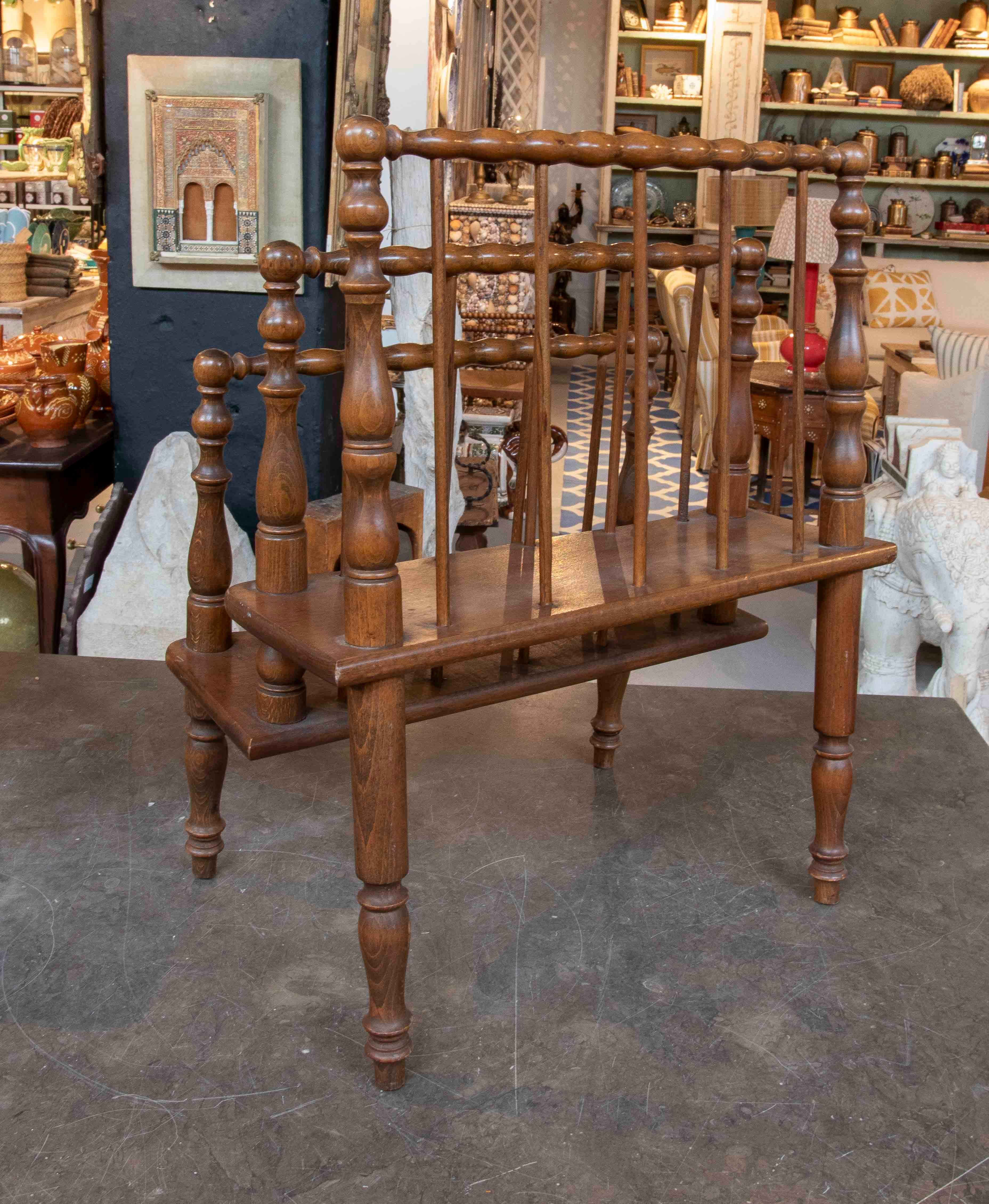 Revistero o estantería antigua de los años 50 en madera de roble torneada siglo XX en venta