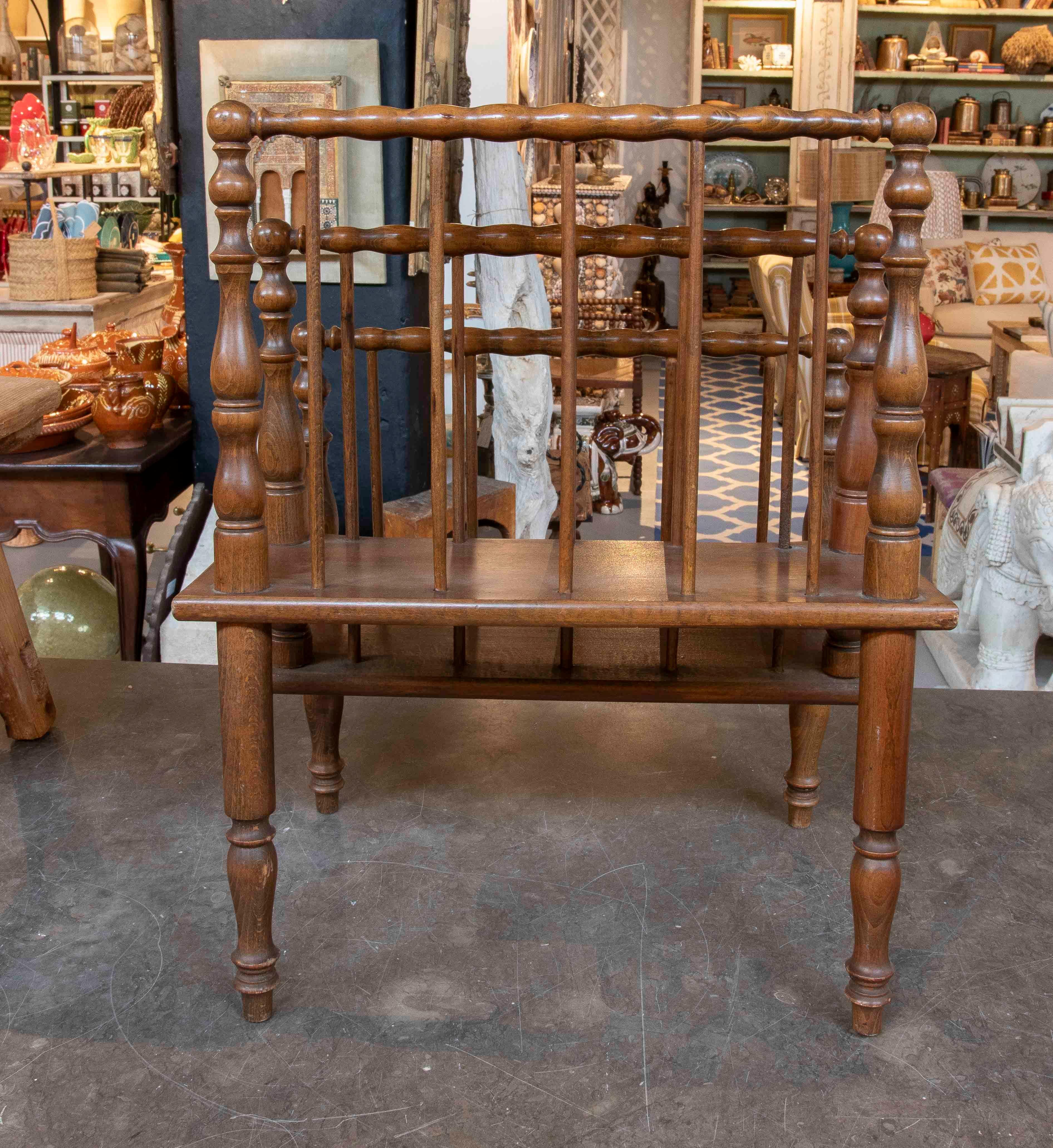 Revistero o estantería antigua de los años 50 en madera de roble torneada Madera en venta