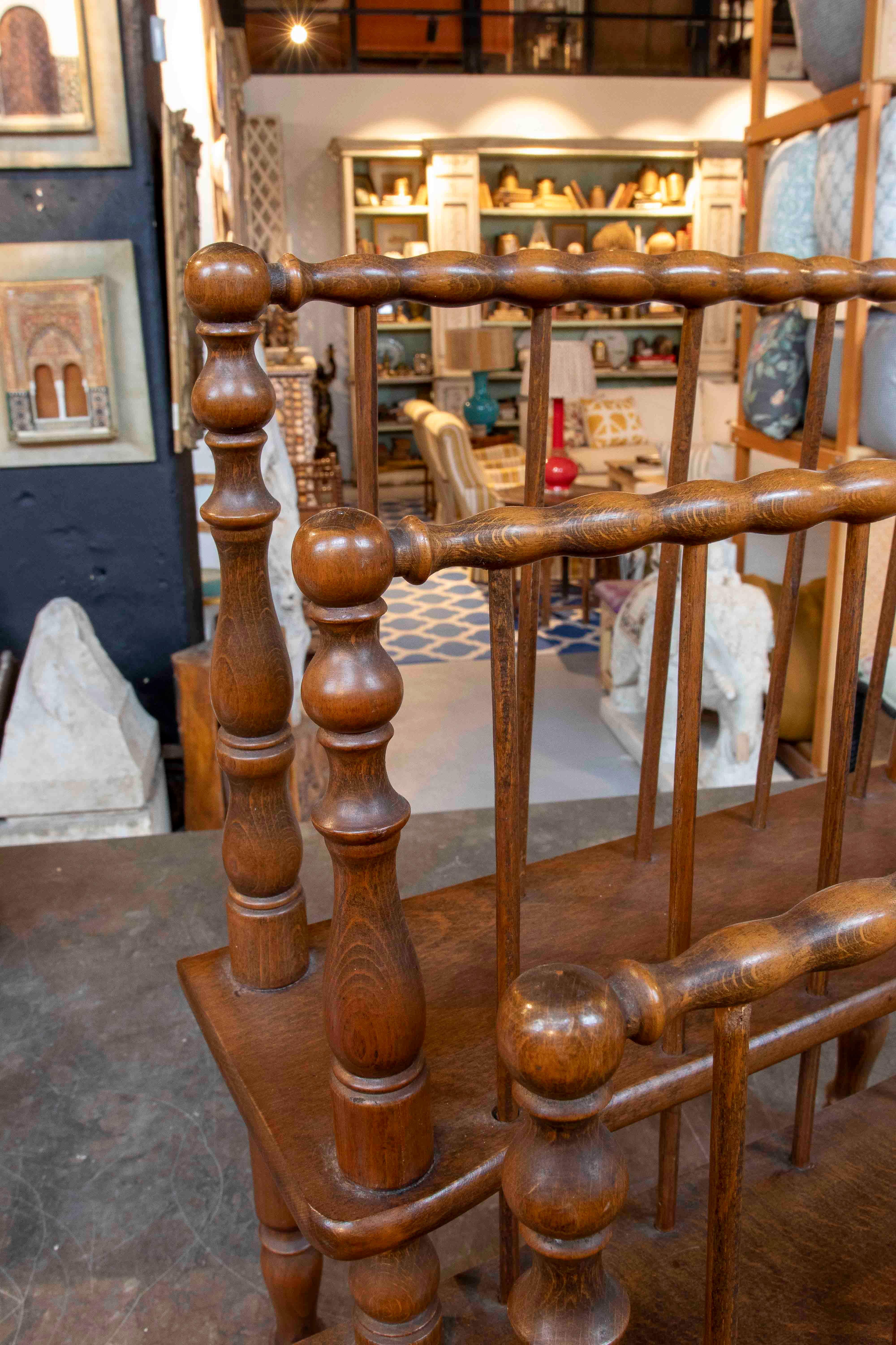 Revistero o estantería antigua de los años 50 en madera de roble torneada en venta 1