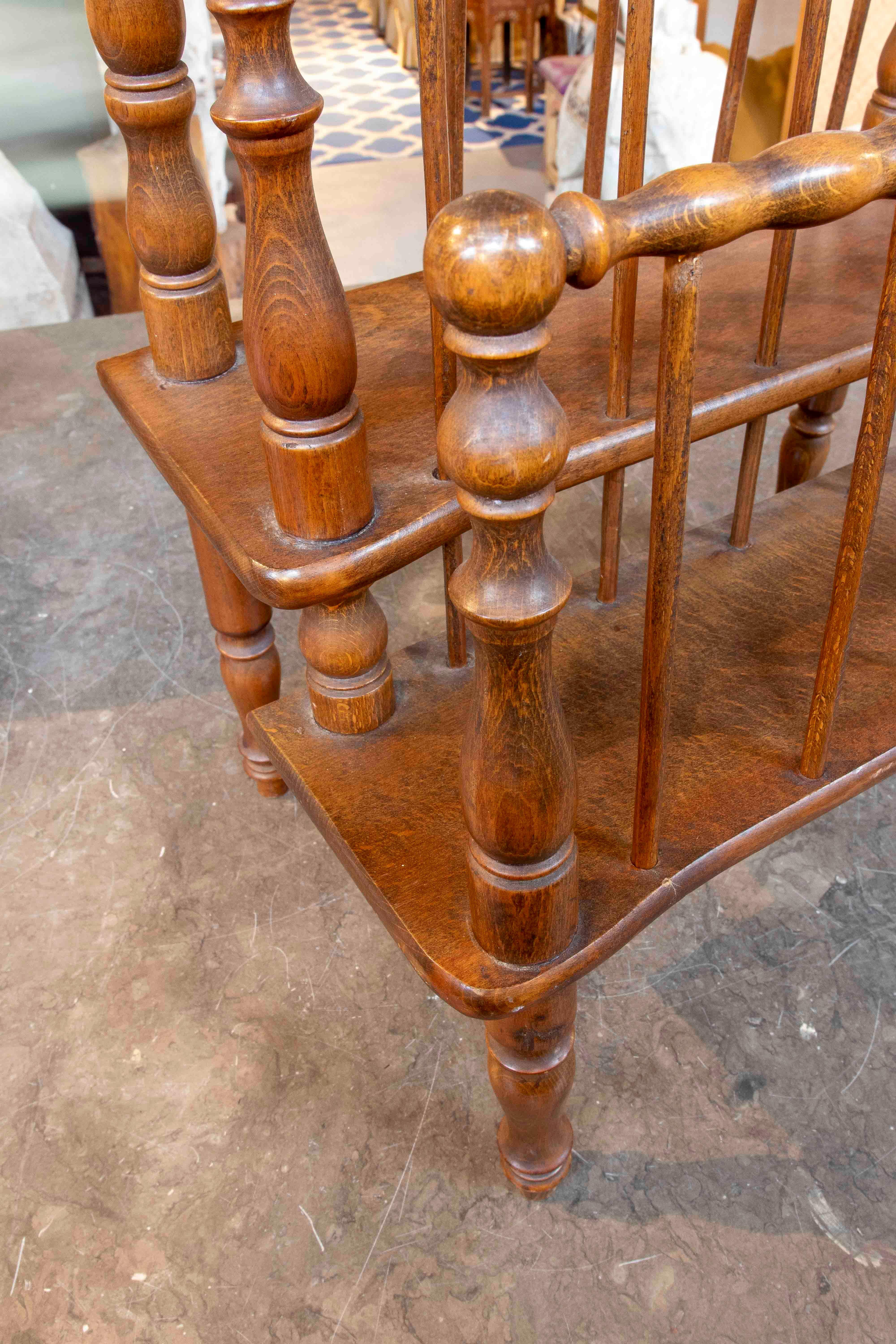 Revistero o estantería antigua de los años 50 en madera de roble torneada en venta 2