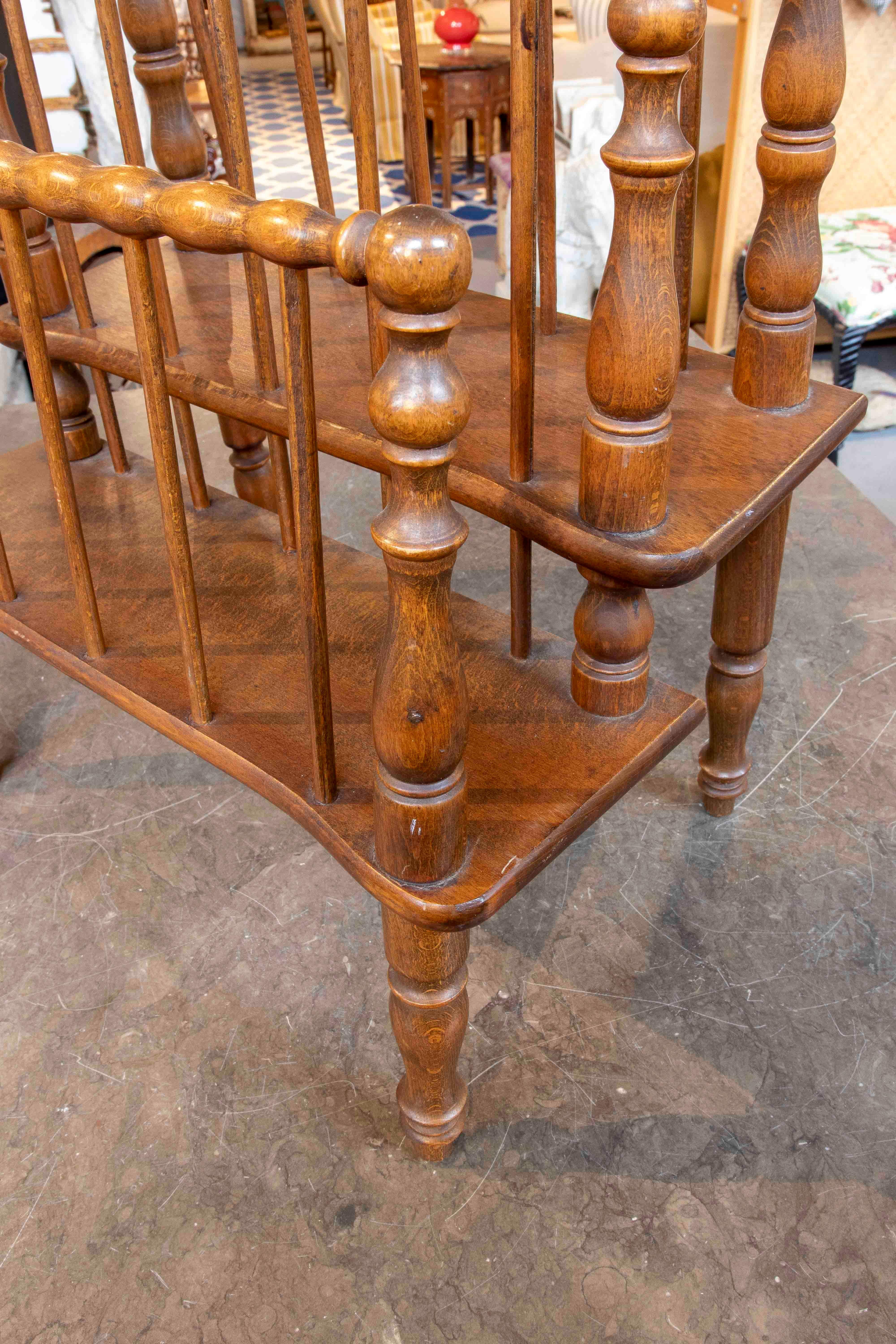 Revistero o estantería antigua de los años 50 en madera de roble torneada en venta 3