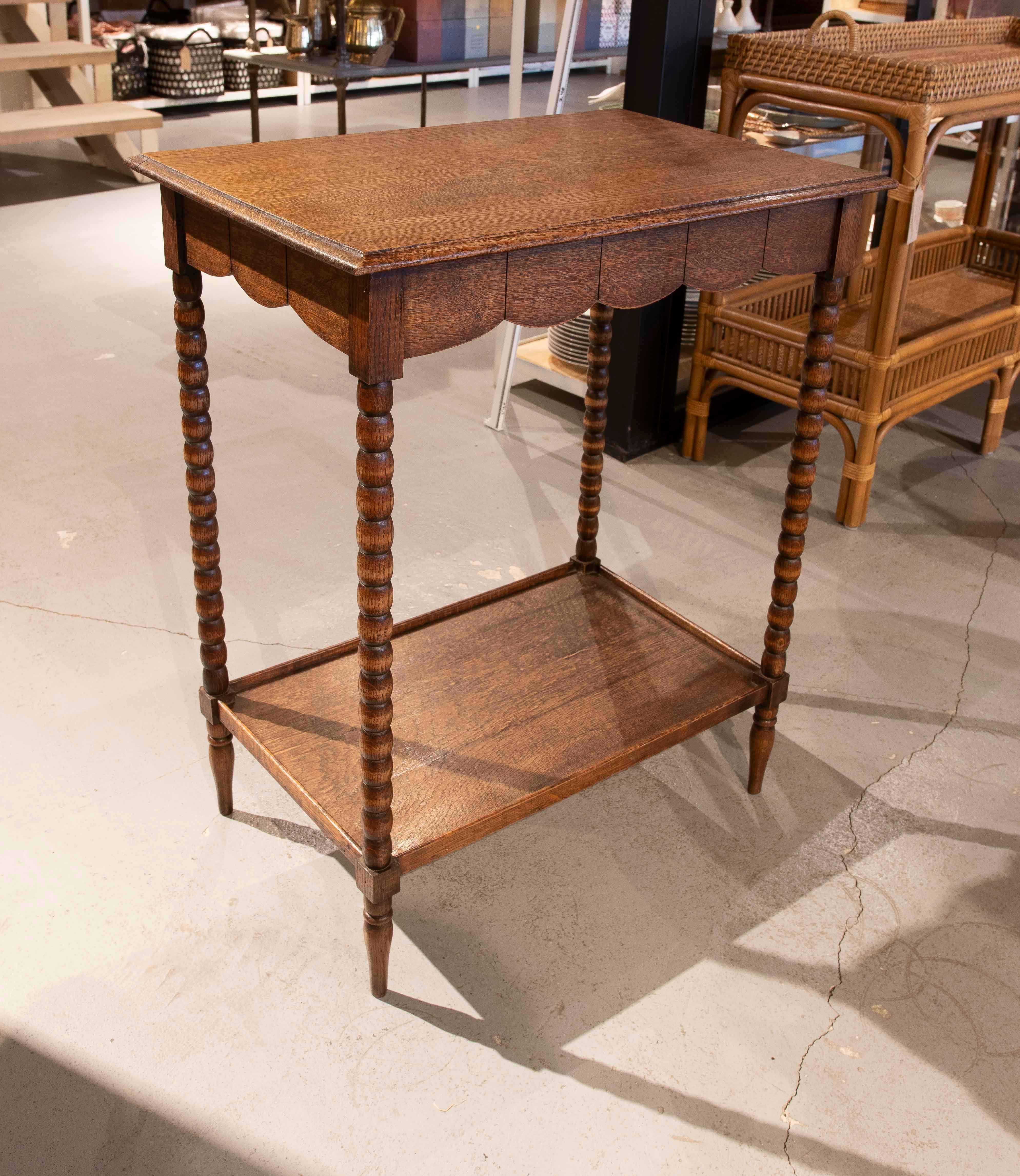 Eleganter Beistelltisch aus Eichenholz, traditioneller Stil mit einer sehr dekorativen Note. Das rechteckige Design zeichnet sich durch eine geschwungene Leiste an der Vorderseite und vier spiralförmig gedrehte Beine aus, die für visuelle Dynamik