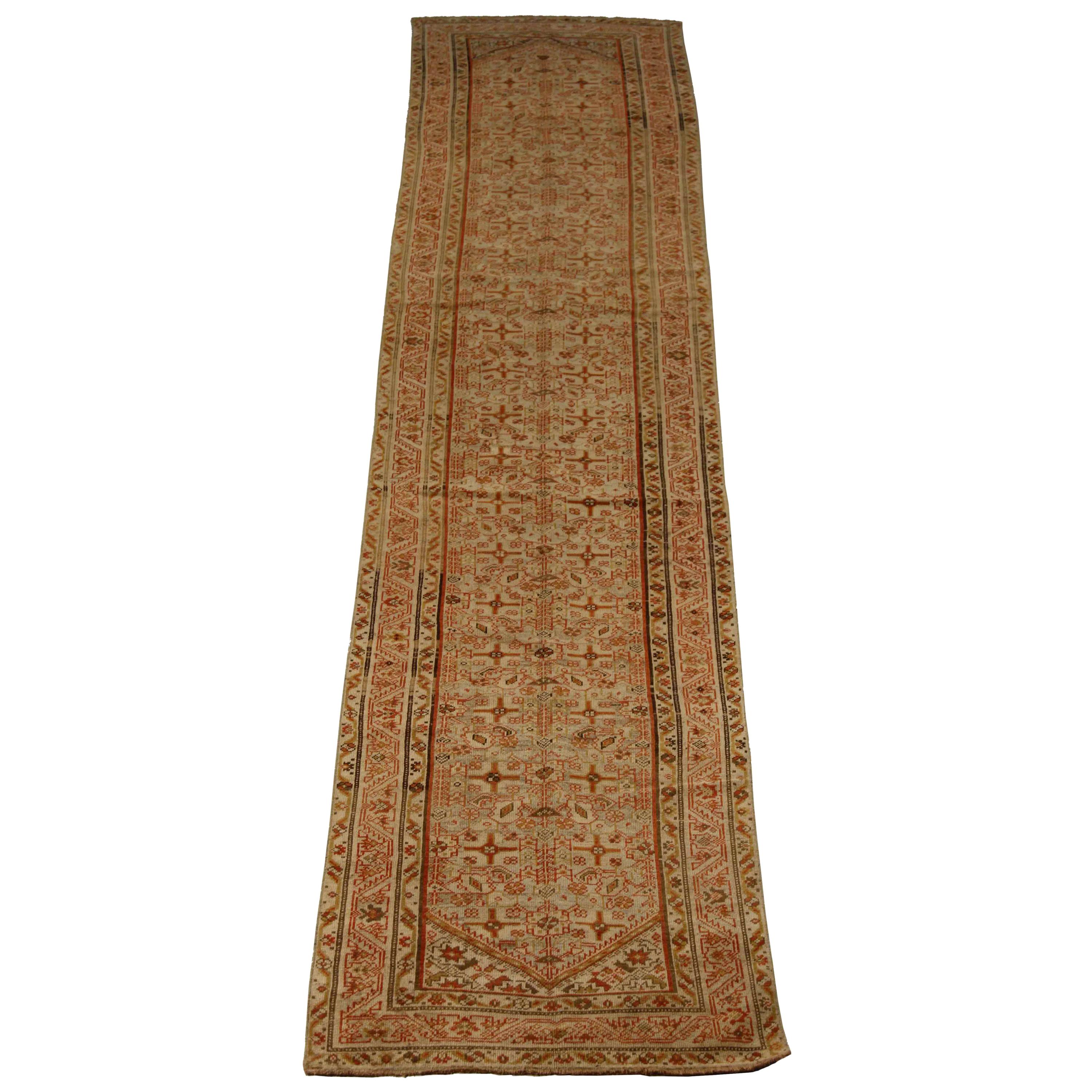 Realizzato negli anni '50 utilizzando le antiche tecniche di tessitura a mano perfezionate dai produttori di tappeti Malayer, questo antico tappeto persiano presenta splendidi motivi geometrici color ruggine su un campo beige. I bordi presentano