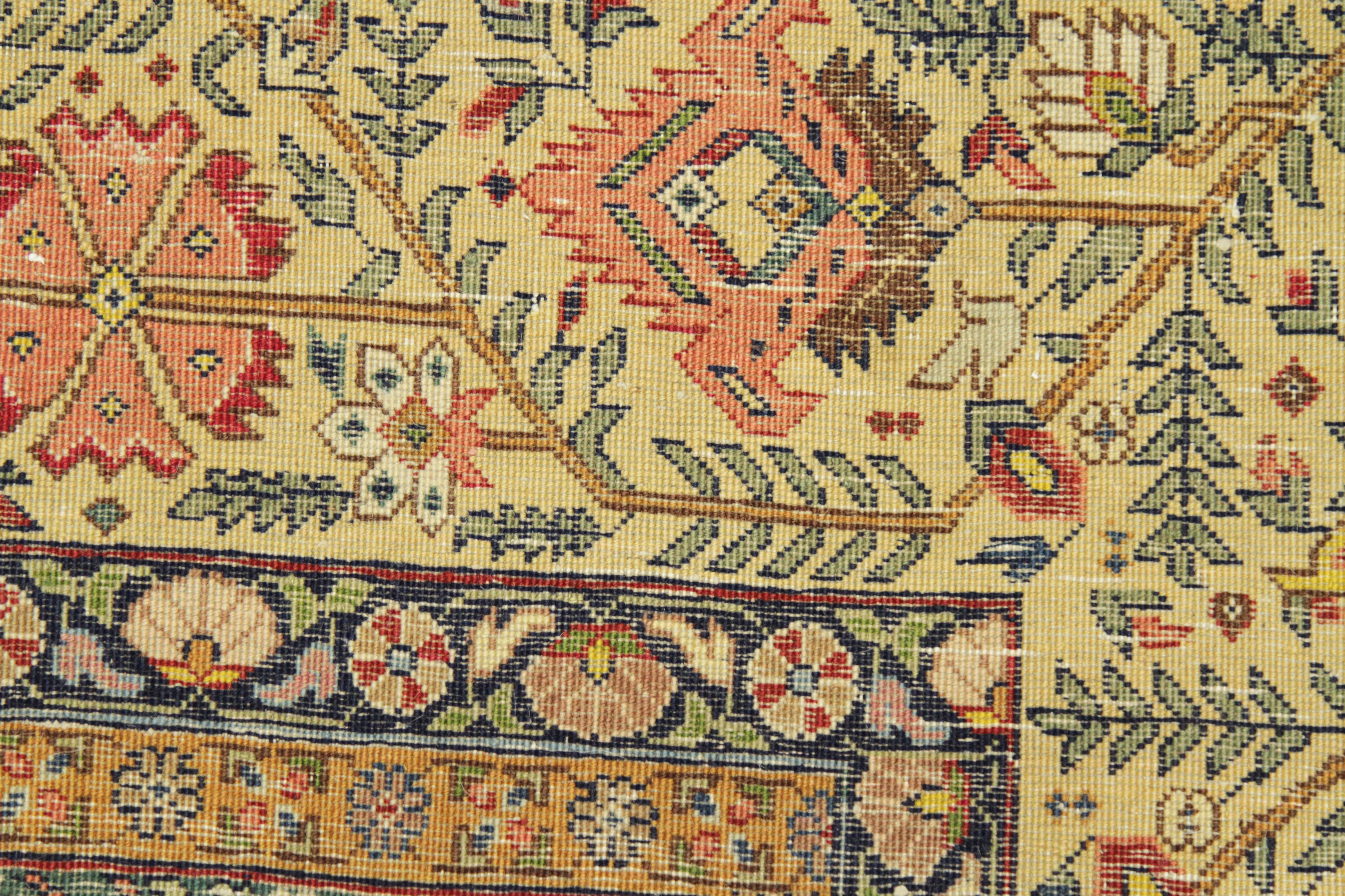 Antiker persischer Teppich aus den 1950er Jahren mit Täbris-Muster und goldenem und rotem Rosenfeldmuster im Zustand „Hervorragend“ im Angebot in Dallas, TX
