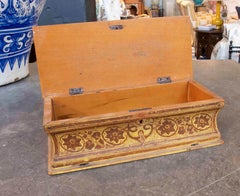 Antike Holzkiste aus den 1950er Jahren mit handbemaltem Deckel und floralen Motiven