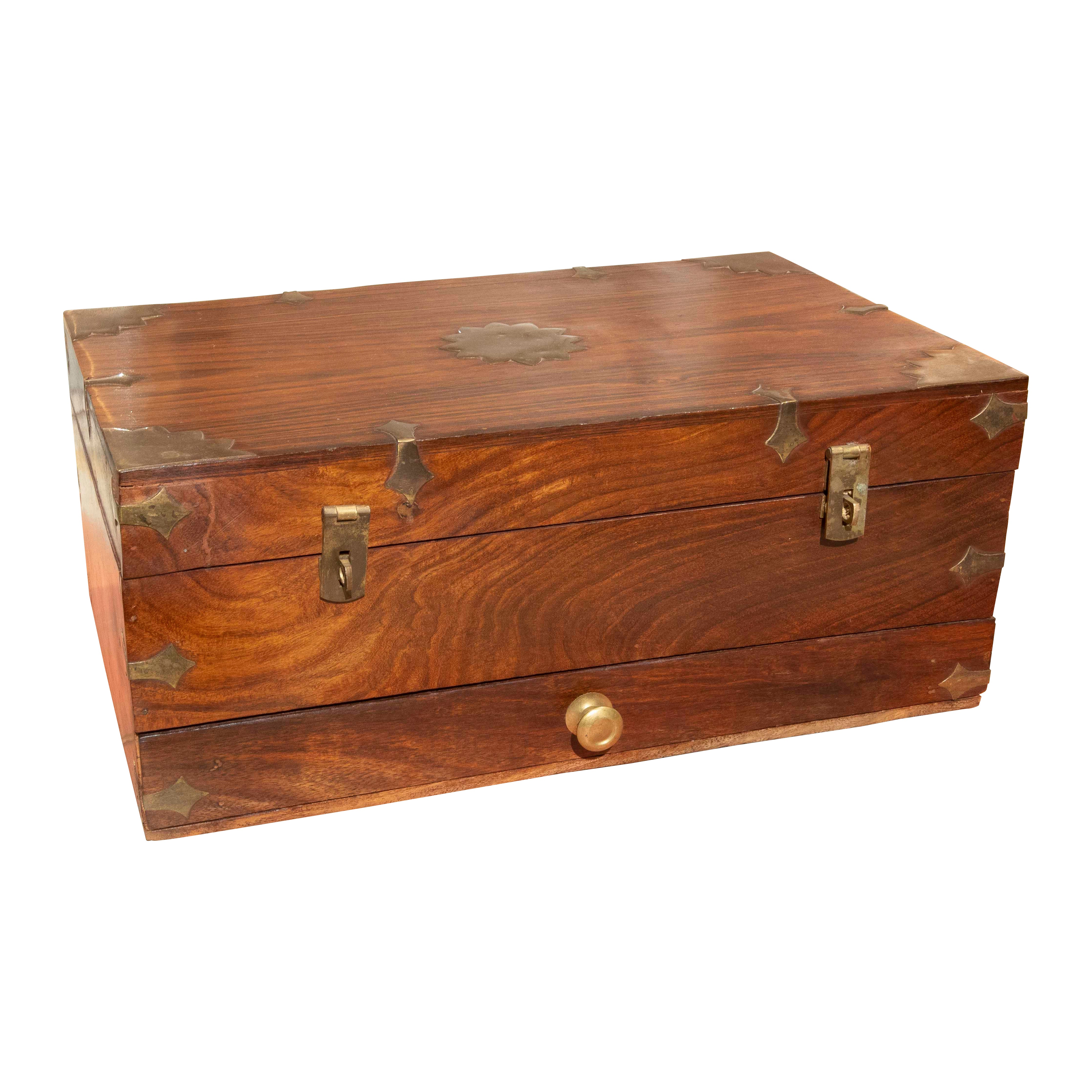 Scatola di legno antica degli anni 
50 con accessori in ottone e cassetto inferiore