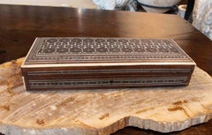 Scatola d’epoca in legno degli anni ’50 con intarsio geometrico di ispirazione nasride.