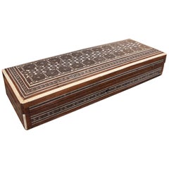 Scatola d’epoca in legno degli anni ’50 con intarsio geometrico di ispirazione nasride.