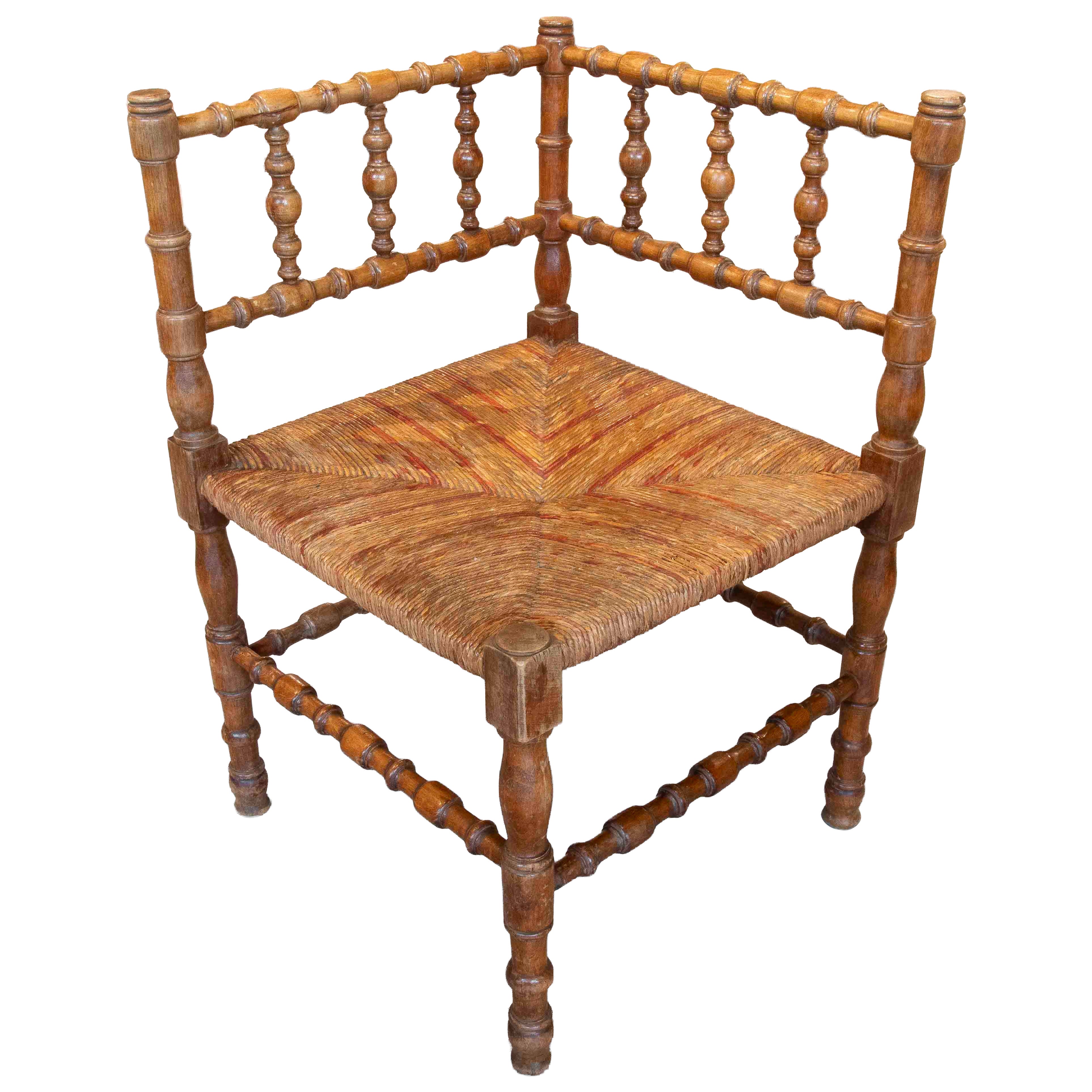 Chaise d'angle en bois antique des années 1950 avec assise en jonc en vente