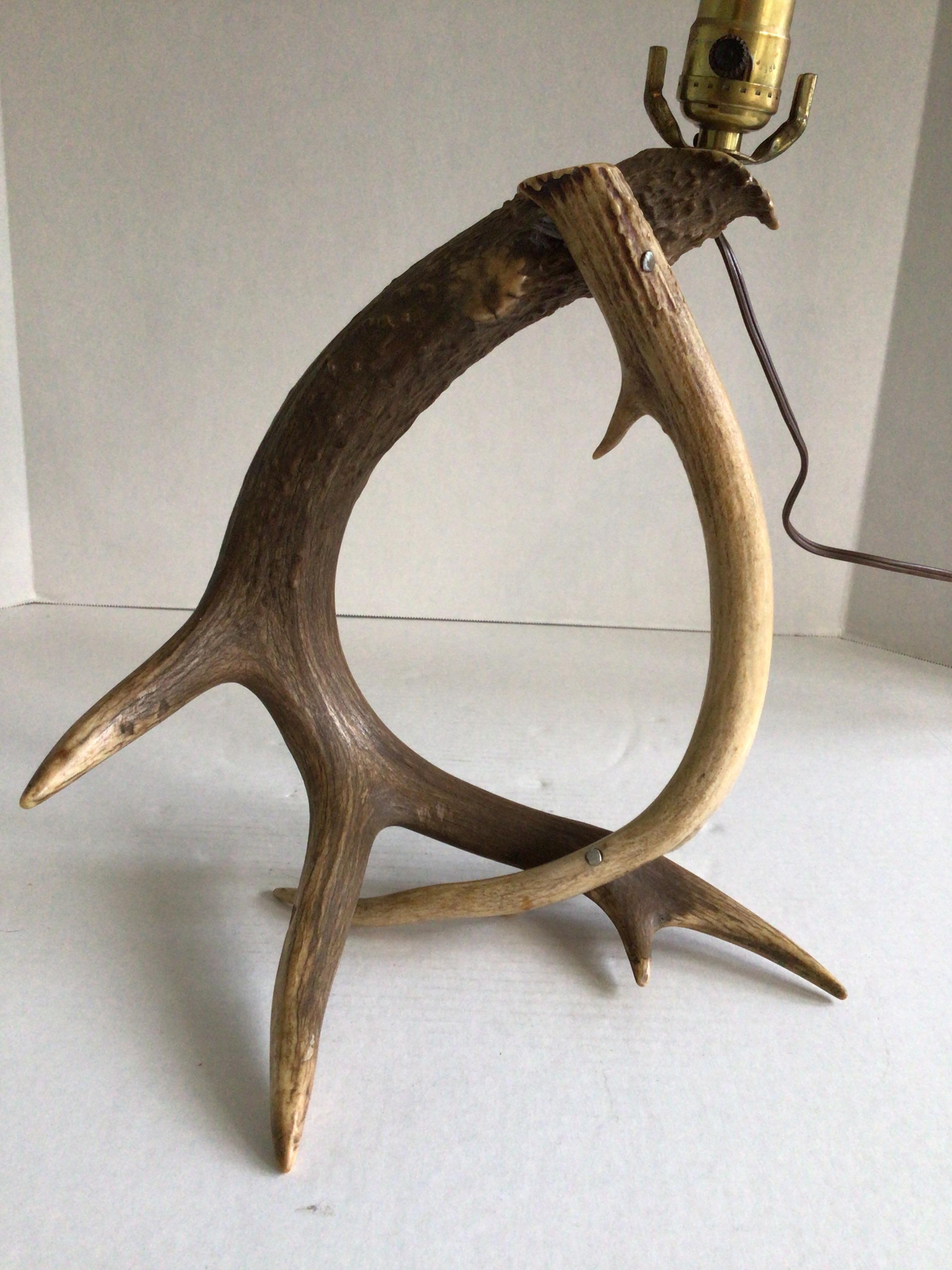 Lampe à poser en bois de cerf des années 1950
Fabriqué à partir de deux bois de cervidés naturels
La hauteur est celle du haut de la prise : 14