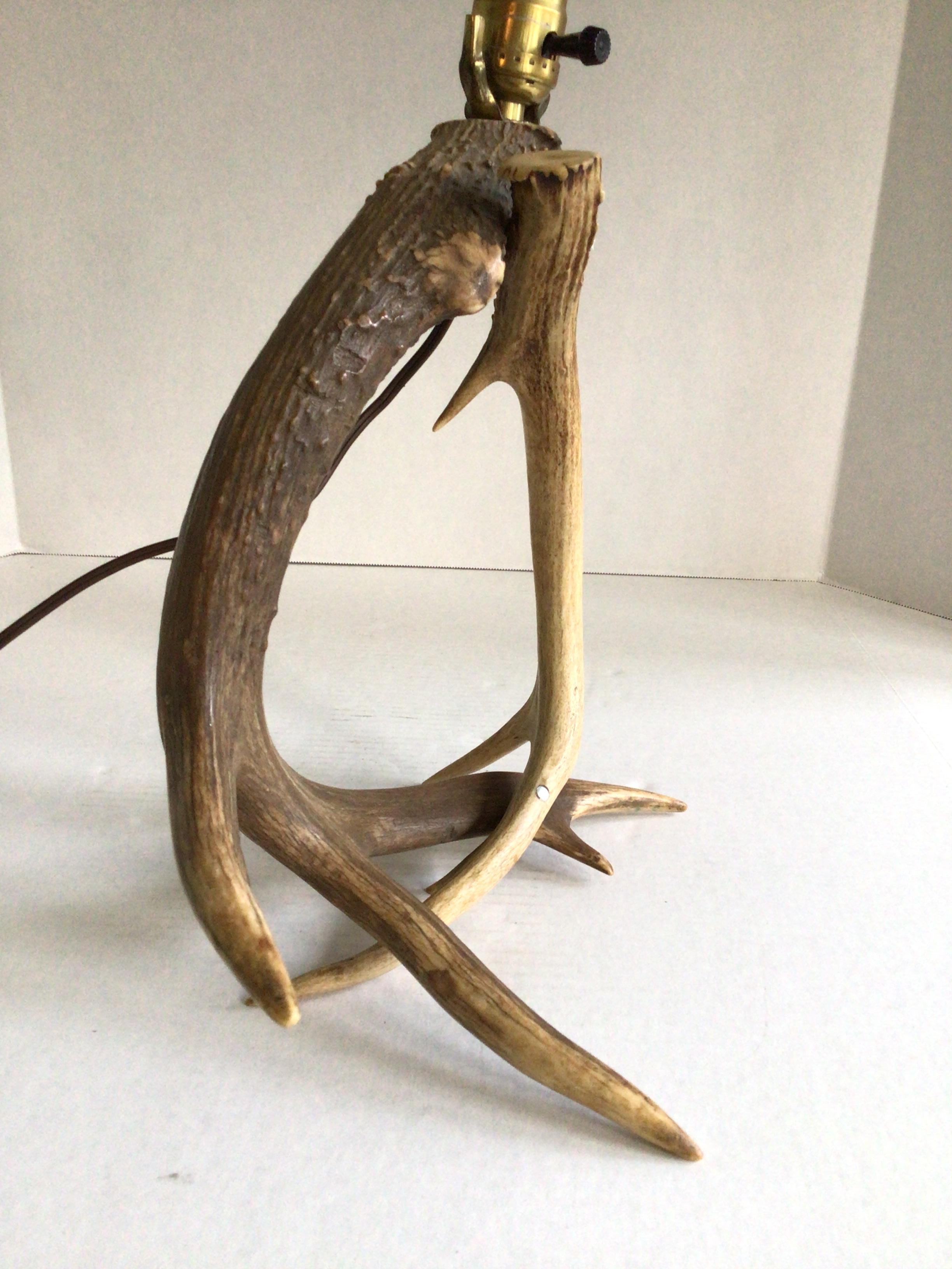 Lampe à poser en bois de cerf des années 1950 Bon état - En vente à Tarrytown, NY