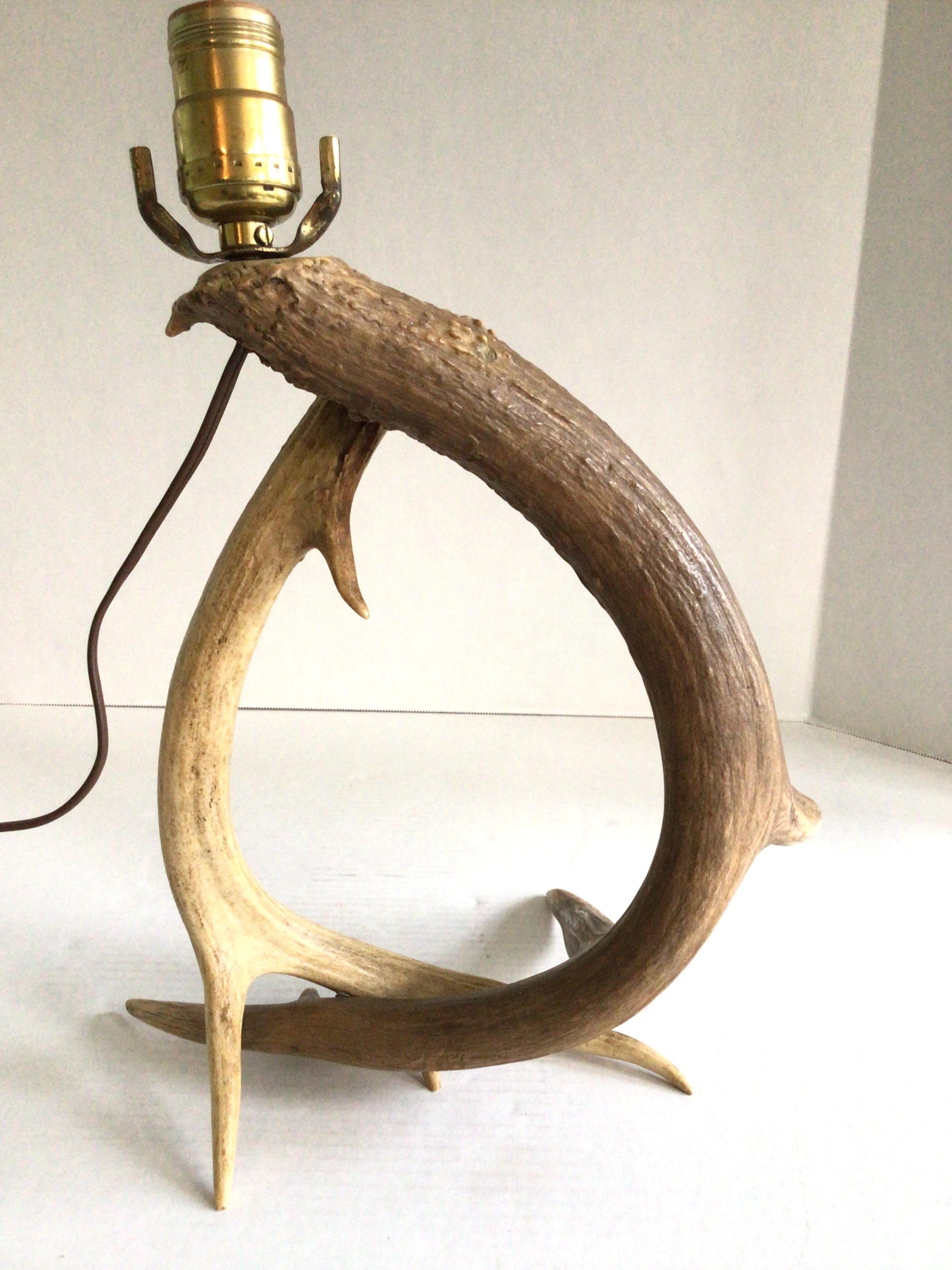 Milieu du XXe siècle Lampe à poser en bois de cerf des années 1950 en vente
