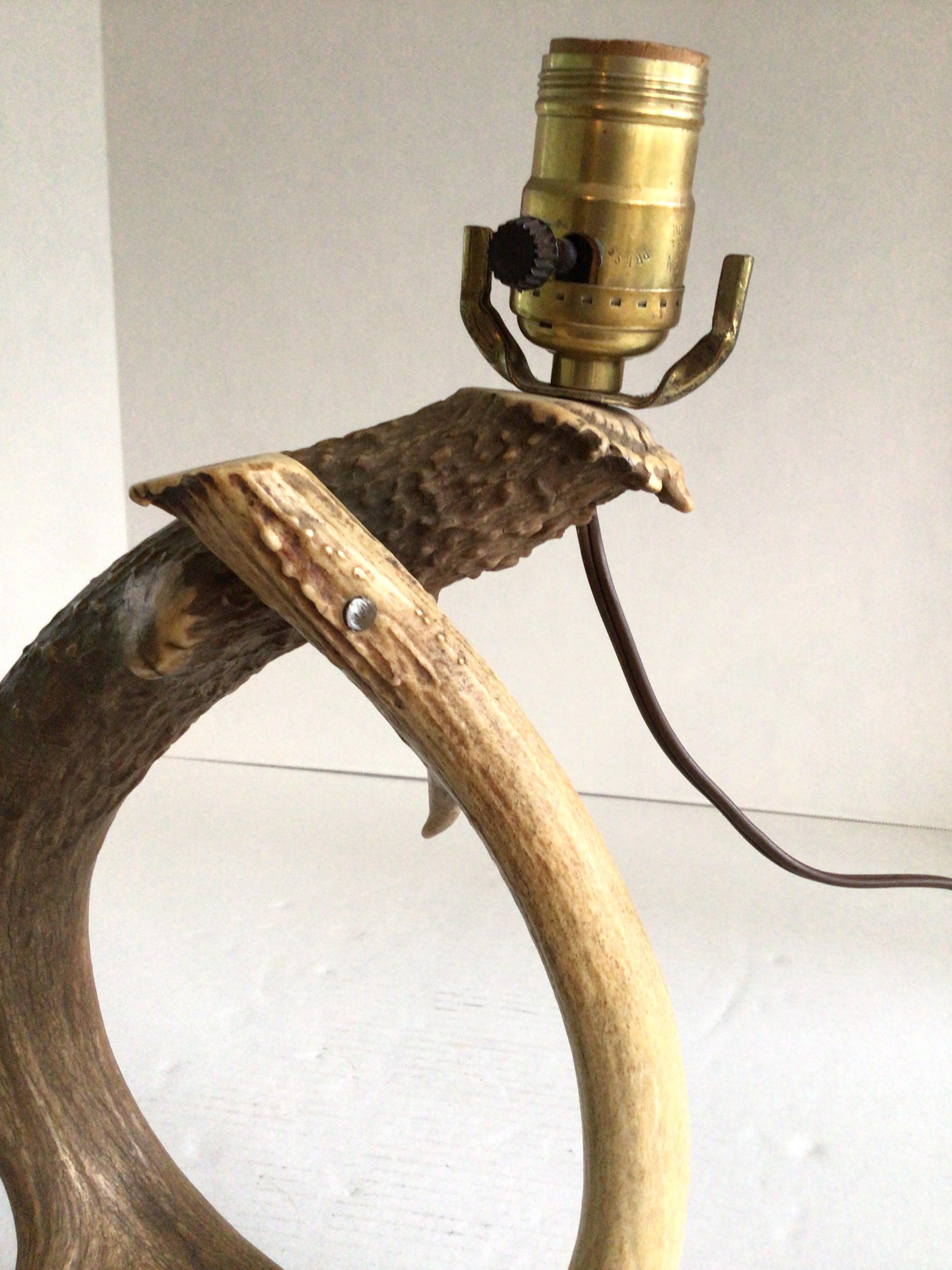 Bois cerf Lampe à poser en bois de cerf des années 1950 en vente