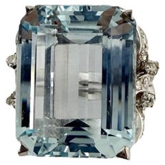 Anillo de cóctel de oro blanco de 18k con aguamarina y diamantes de los años 50