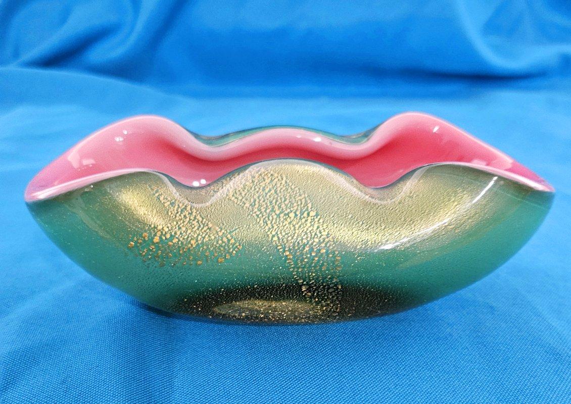 Ciotola in vetro di Murano rosa e verde degli anni '50 di Archimede Seguso con foglia d'oro/Polveri
*****AVVISO: IL NOSTRO NEGOZIO 1ST DIBS CHIUDE ALLA FINE DI MAGGIO*****
Questa rara ciotola biomorfa moderna di metà secolo di Seguso è in ottime