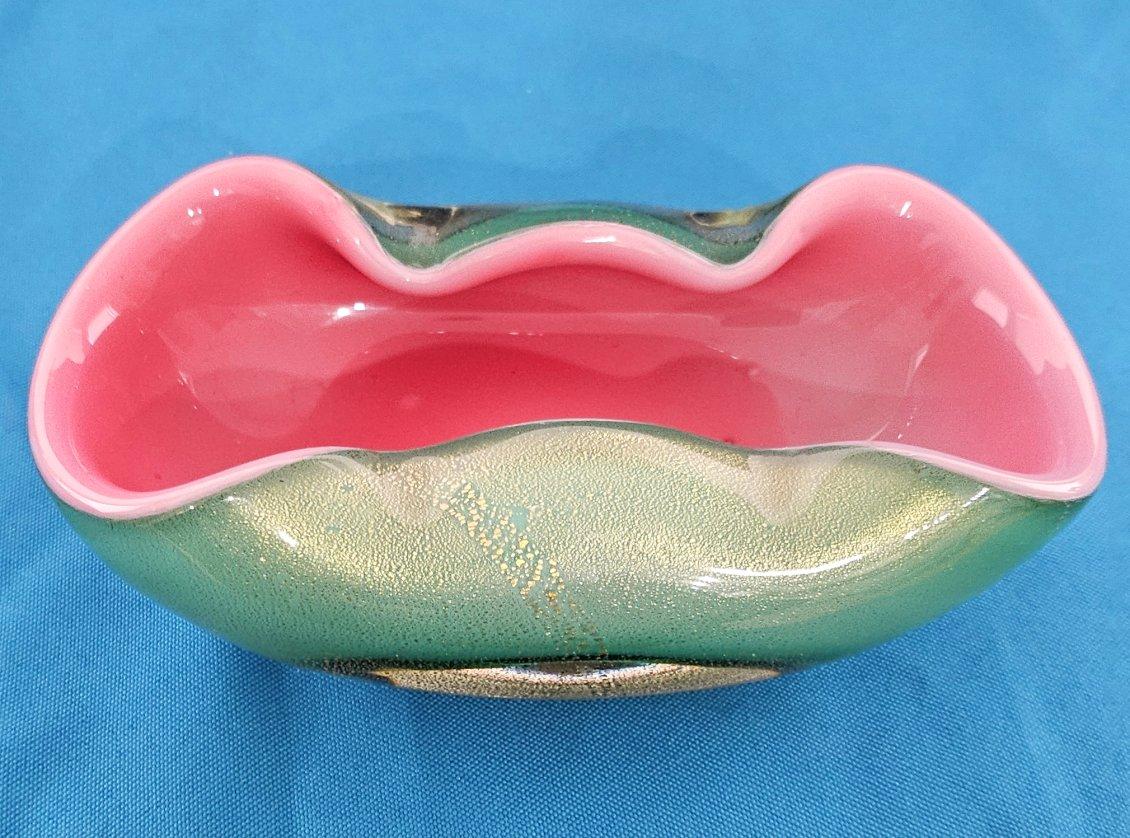 Mid-Century moderno Ciotola in vetro di Murano del 1950 Archimede Seguso Pink & Greene con foglie d'oro/Polveri in vendita
