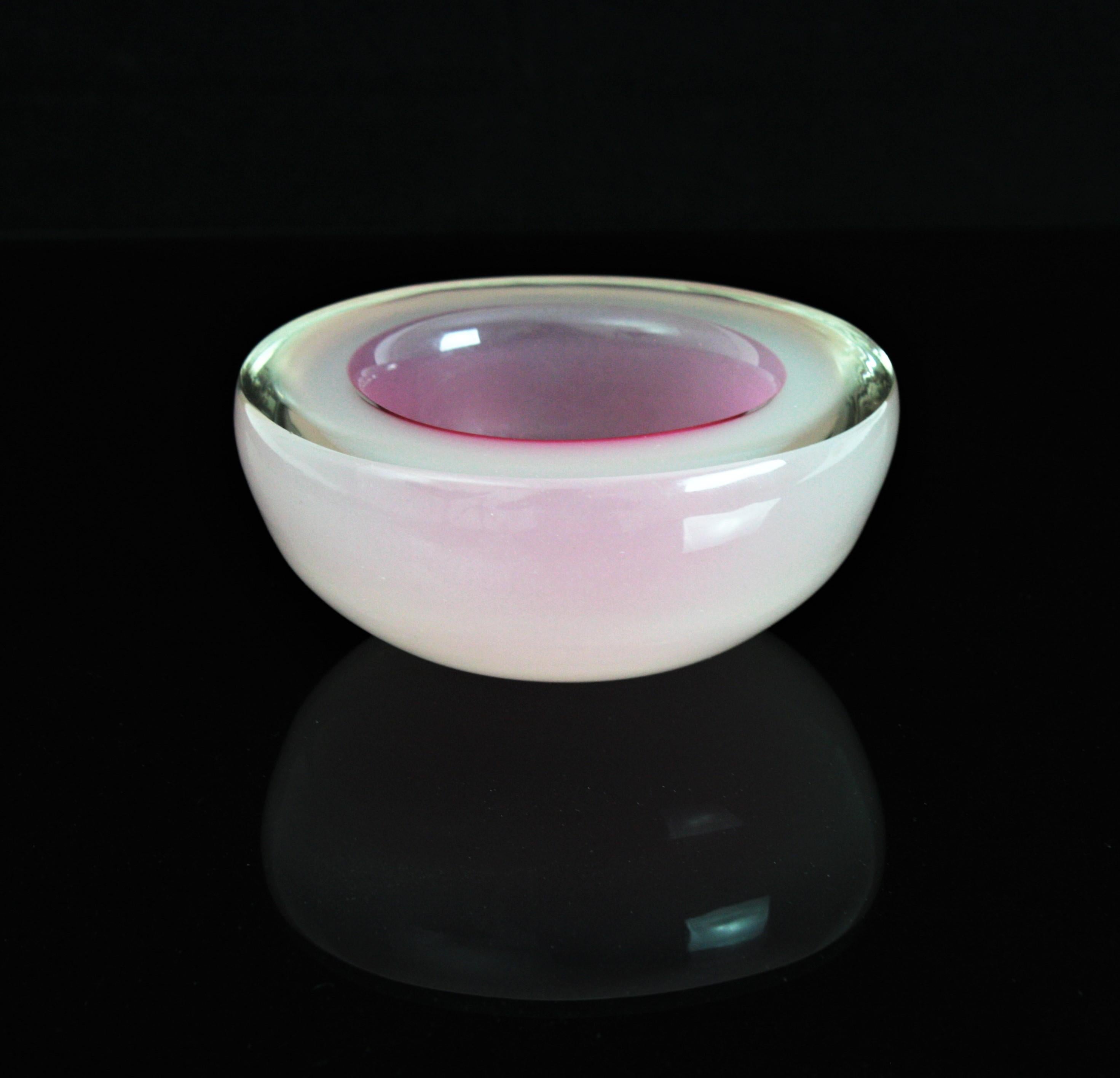 Eye-catching hand blown Sommerso Murano glass opalescent pink and white large oval shaped geode bowl. Archimede Seguso, Italy, 1950s.
Alabastro pink opal white glass cased into clear glass using the Sommerso technique.
Large and heavy. Lovely