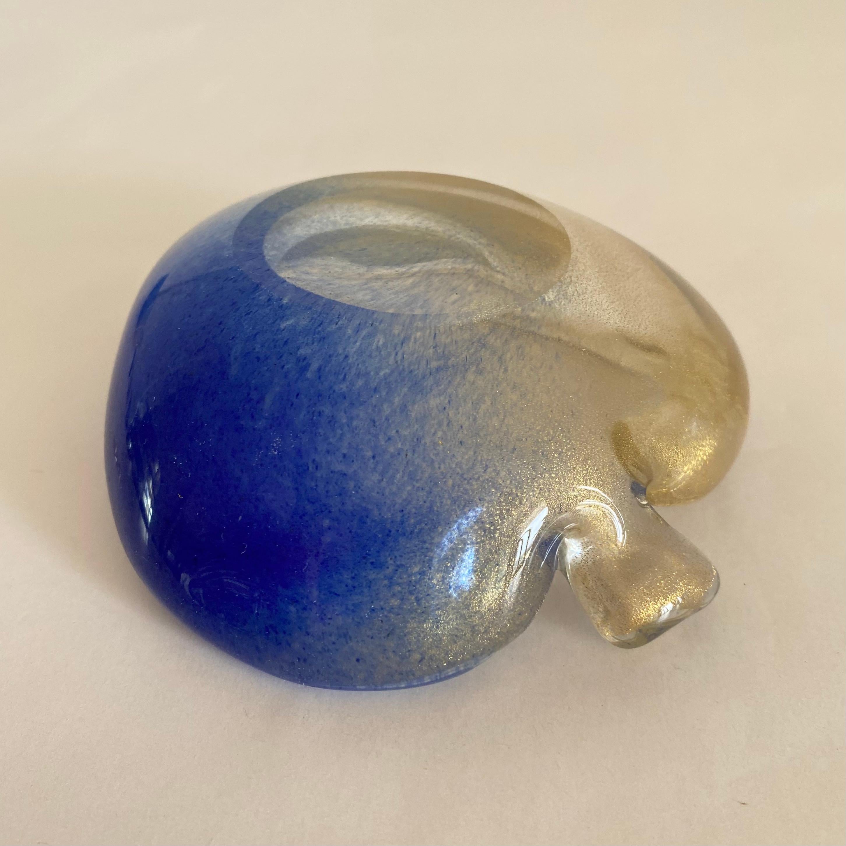 Fatto a mano 1950 ARCHIMEDE SEGUSO Vanga a forma di piatto videopoche in vetro di Murano BLU Polveri in vendita