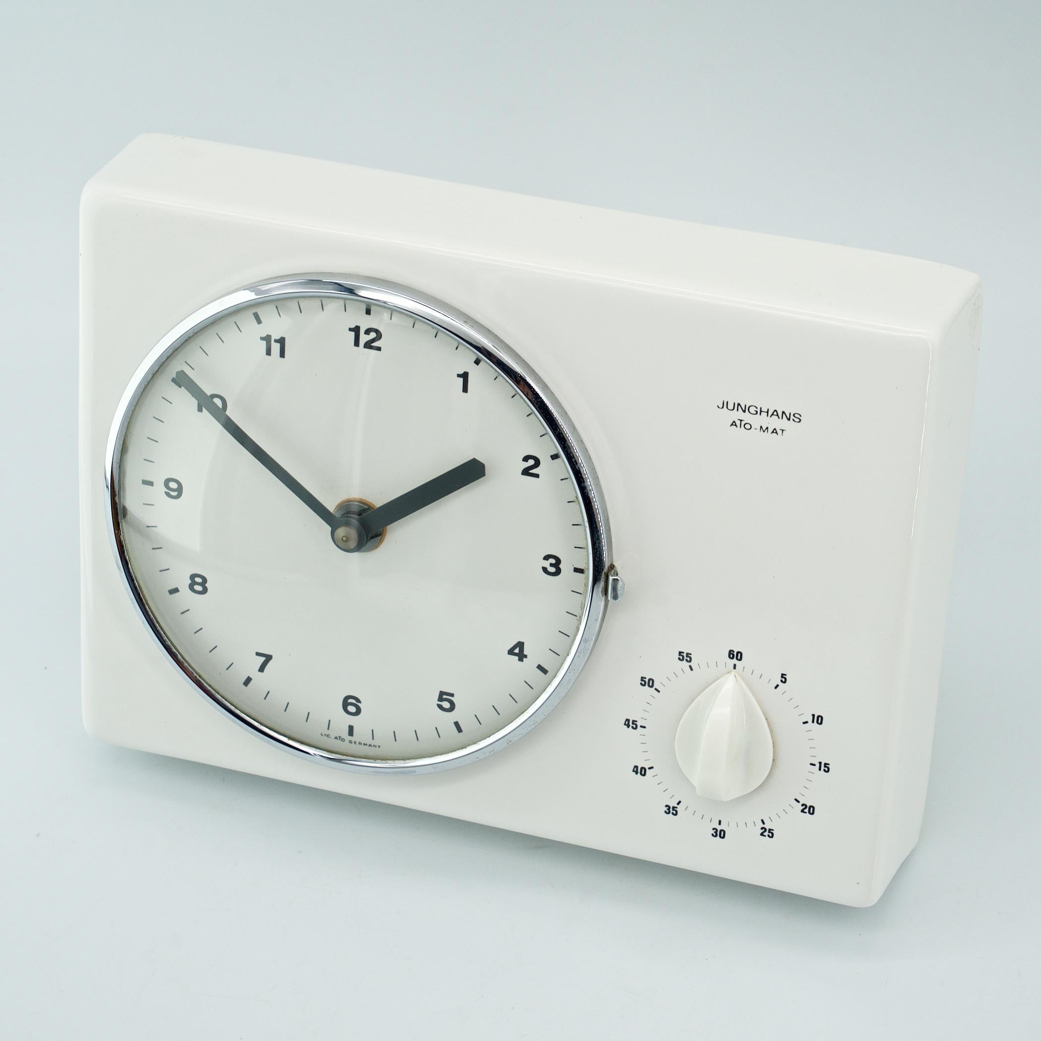 Mid-Century Modern Horloge murale minimaliste allemande Junghans Max Bill en céramique blanche Braun Era en vente