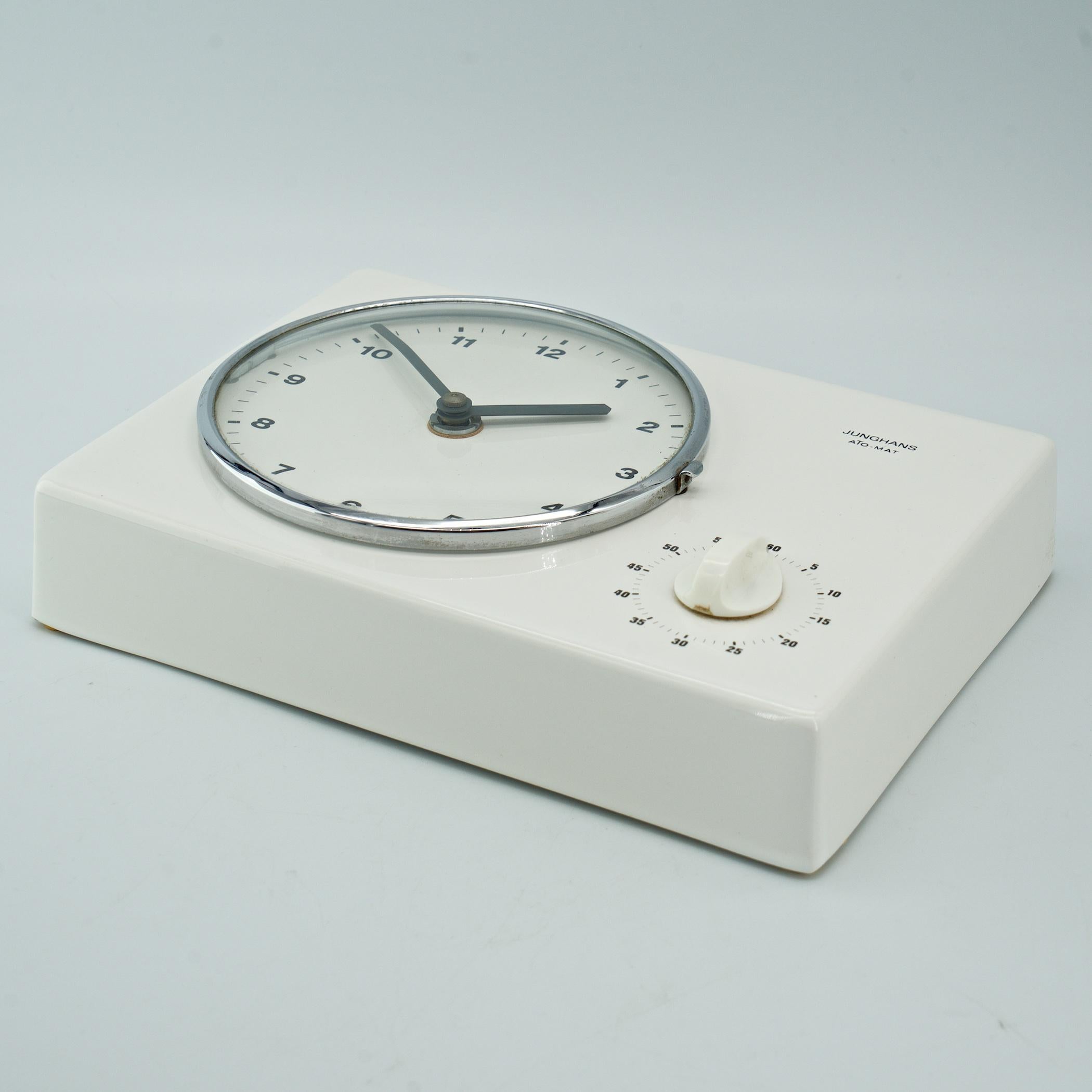 Allemand Horloge murale minimaliste allemande Junghans Max Bill en céramique blanche Braun Era en vente