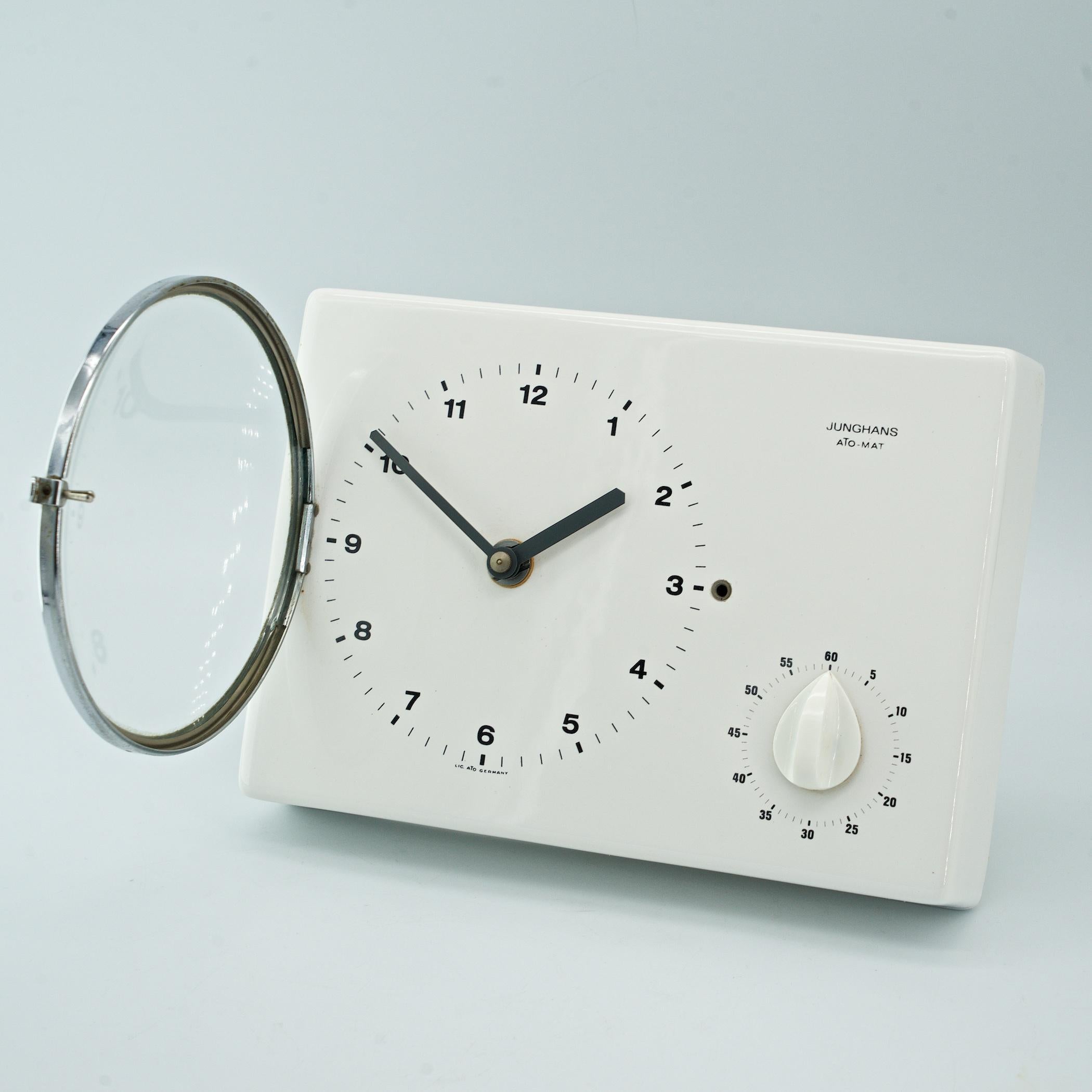 Moulé Horloge murale minimaliste allemande Junghans Max Bill en céramique blanche Braun Era en vente