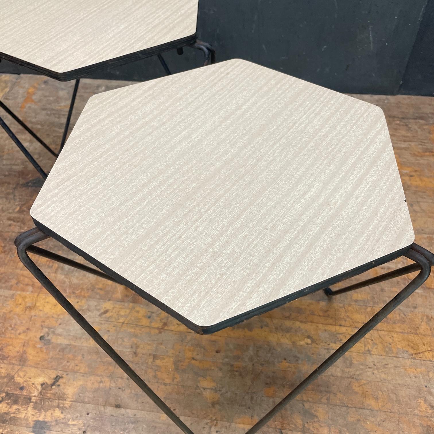 Architectes des années 1950 Paire de tables empilables prismatiques Mid-Century Geometric Pedestal en vente 2